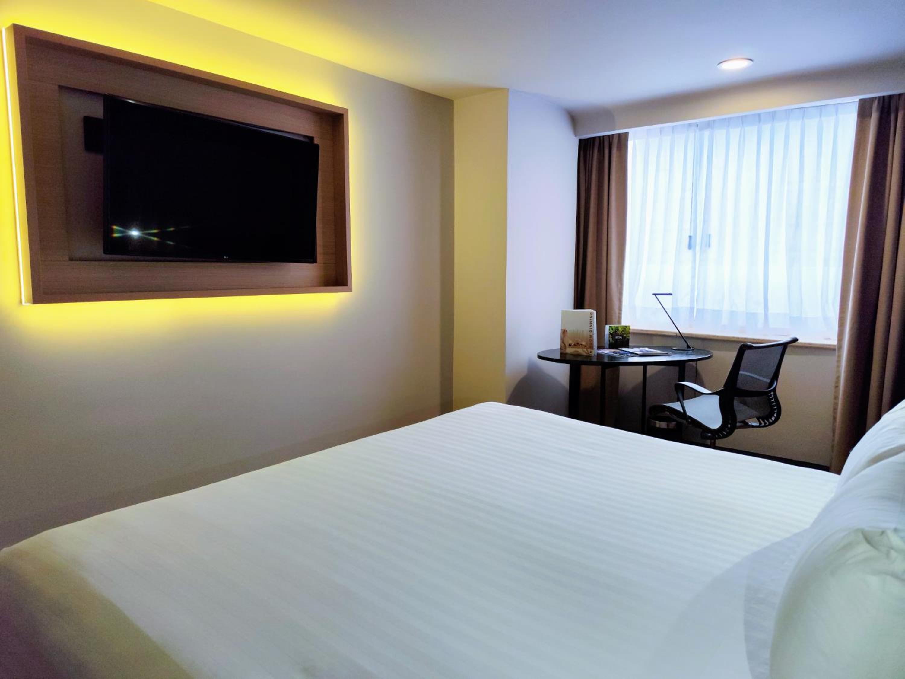 Signature 1 King Bed - Photo 1