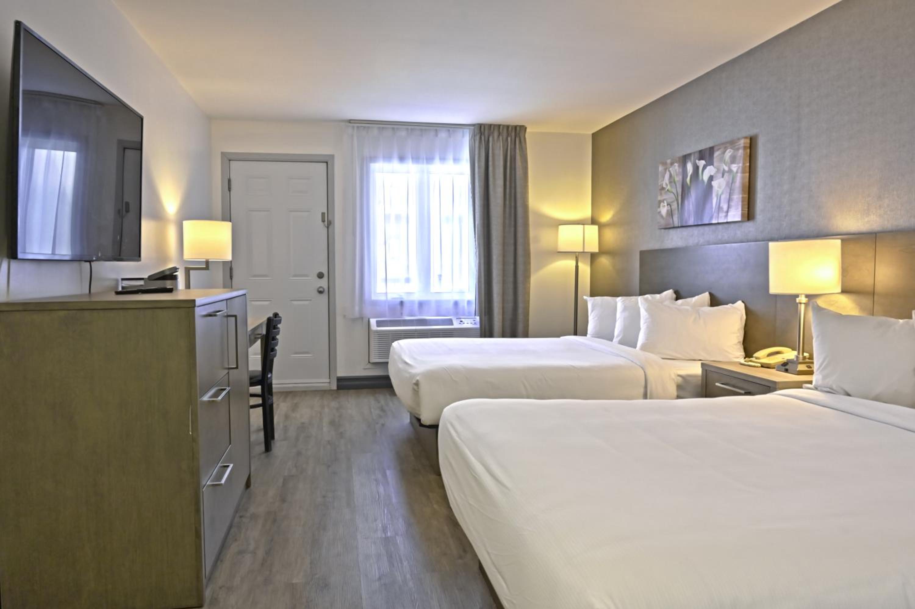 Standard Room, 2 Queen Beds photo 3