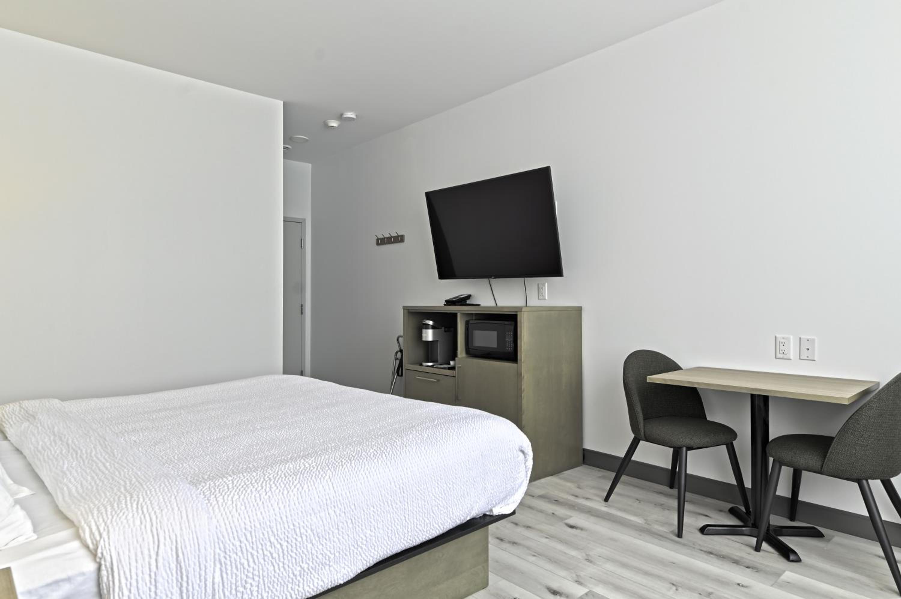 Standard Room, 1 King Bed - Photo 6