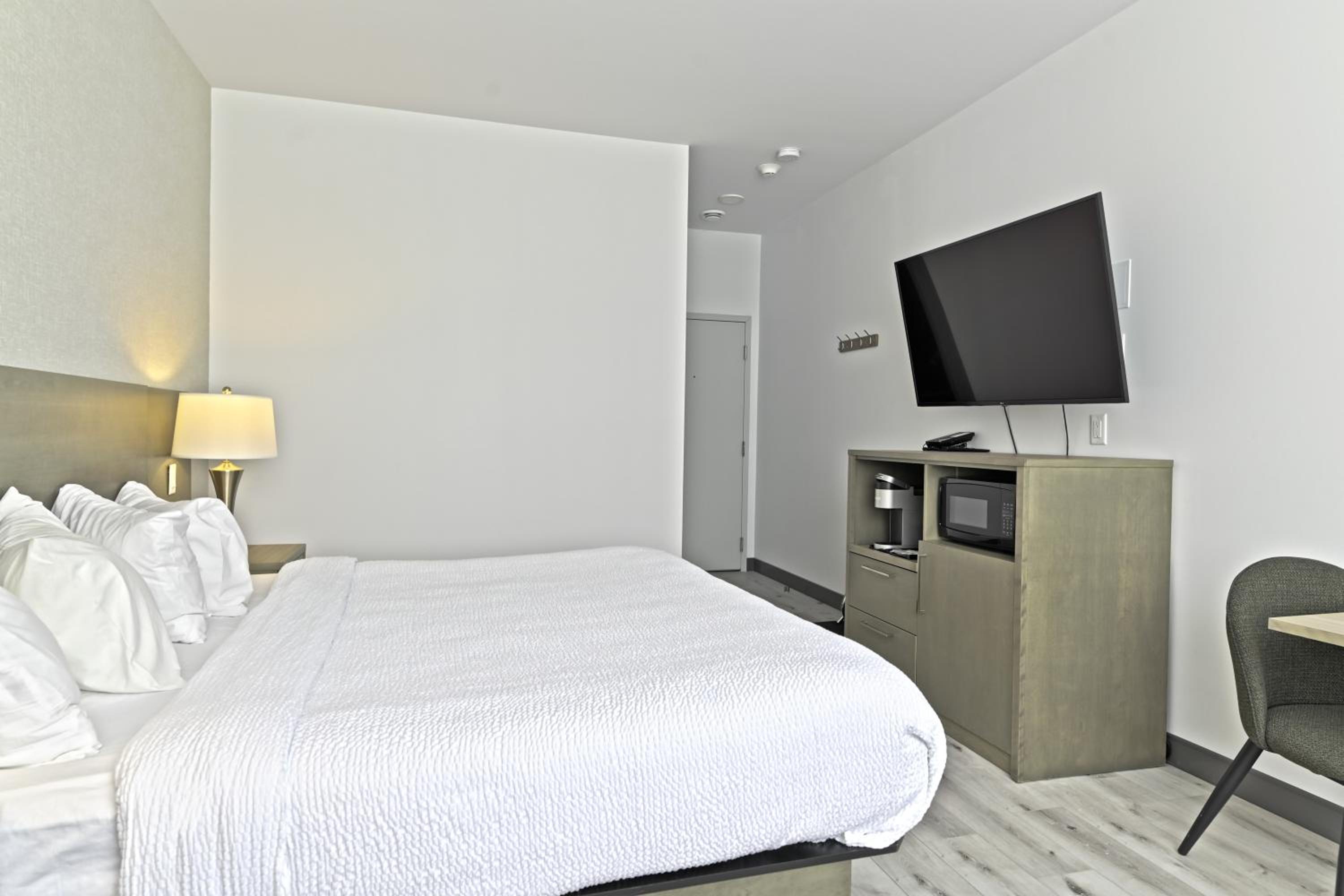 Standard Room, 1 King Bed - Photo 1