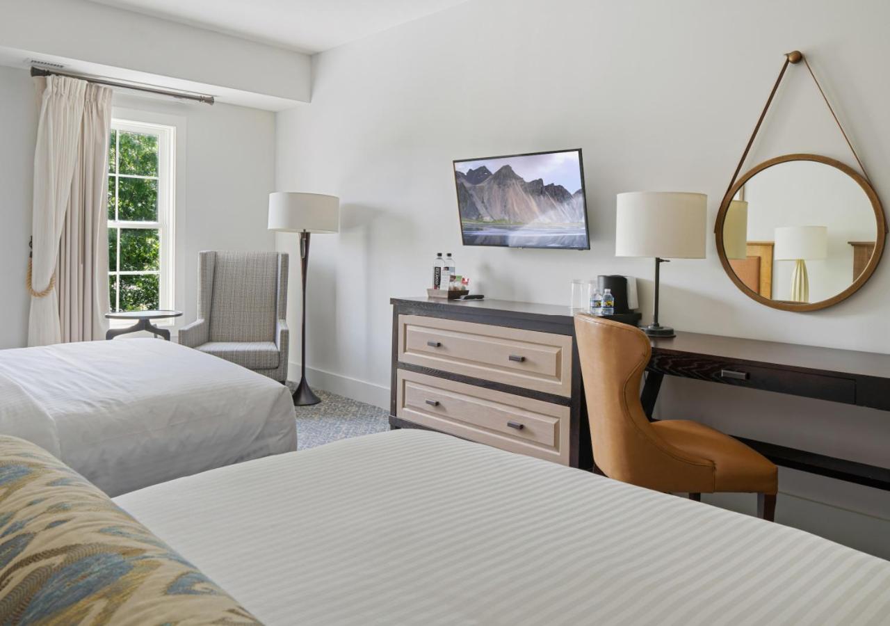 DOUBLE QUEEN GUEST ROOM