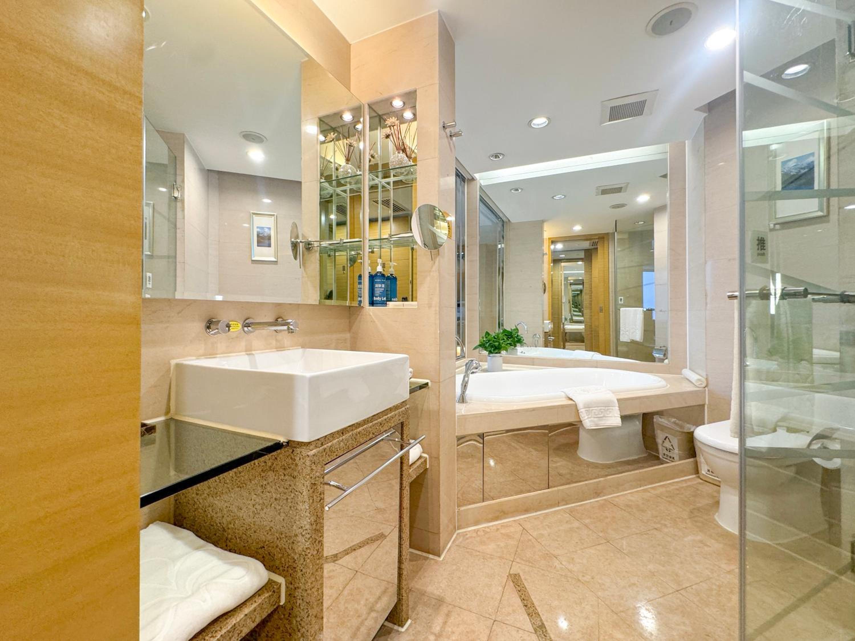 Exclusive Executive Spacious Double Bed Room (Exclusive Mattress, Germany GROHE Shower) photo 3