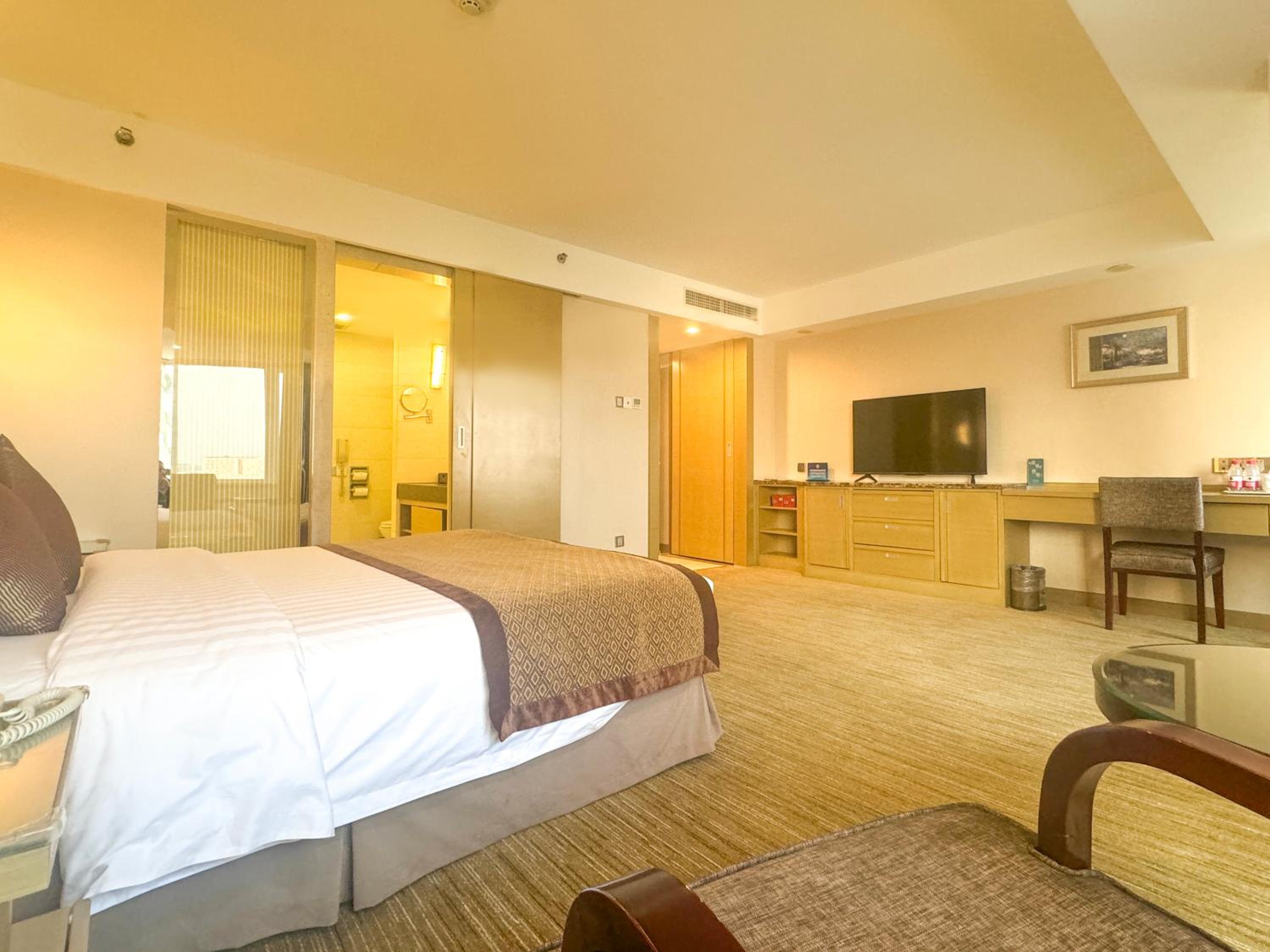 Wonderful Super Deluxe Double Bed Room (Spacious Space, Germany GROHE Shower) photo 2