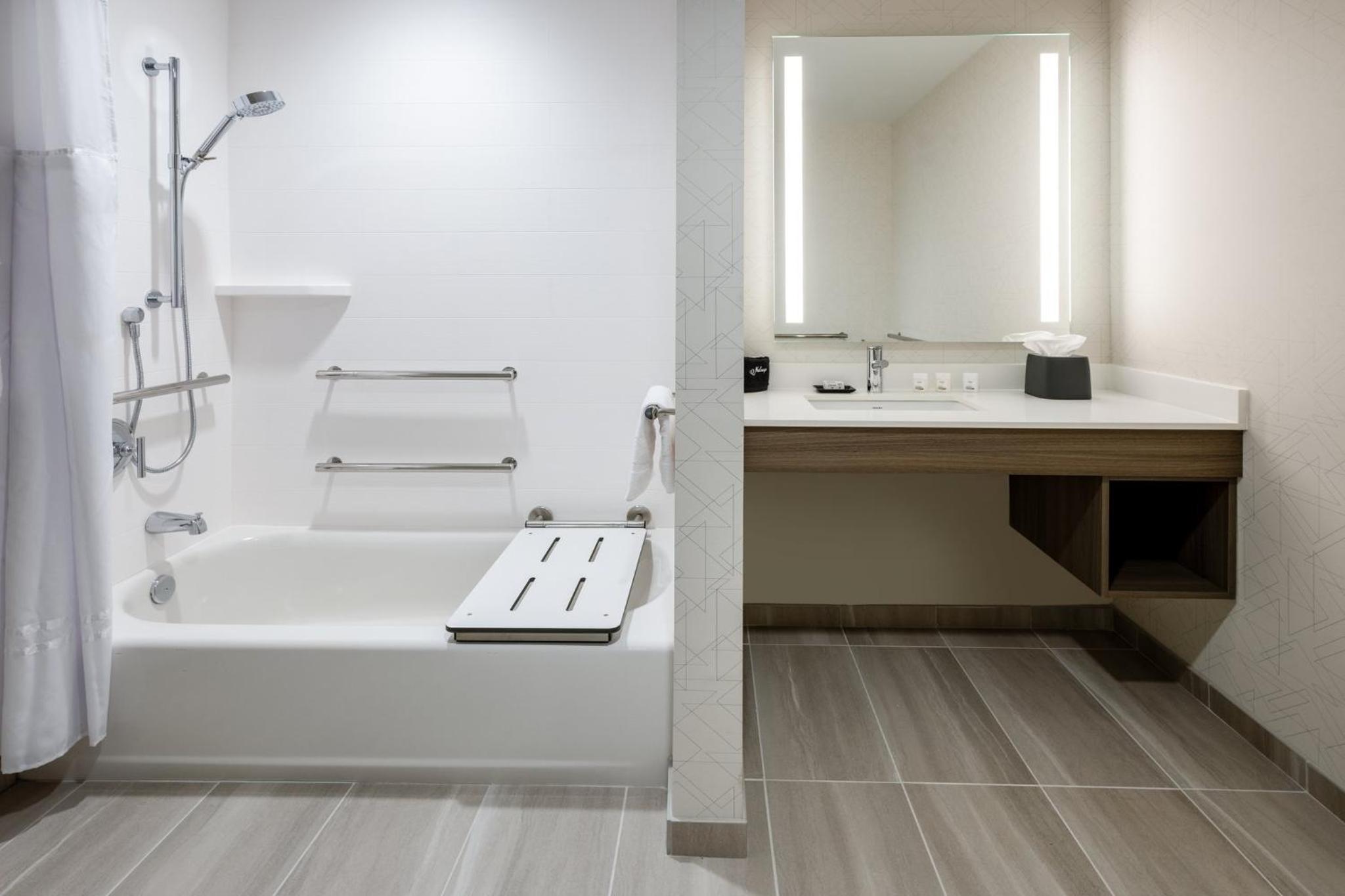 Queen Room with Two Queen Beds - Mobility Access Tub/Non-Smoking - Photo 2