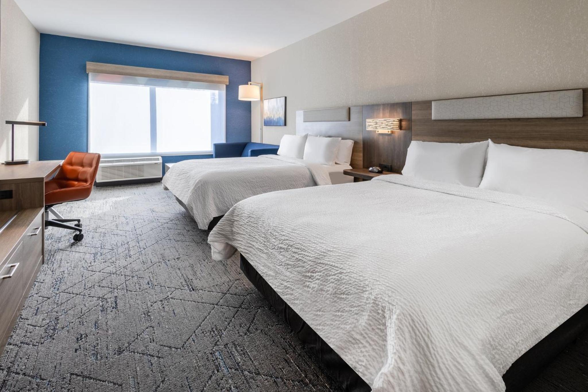 Queen Suite with Two Queen Beds - Photo 3