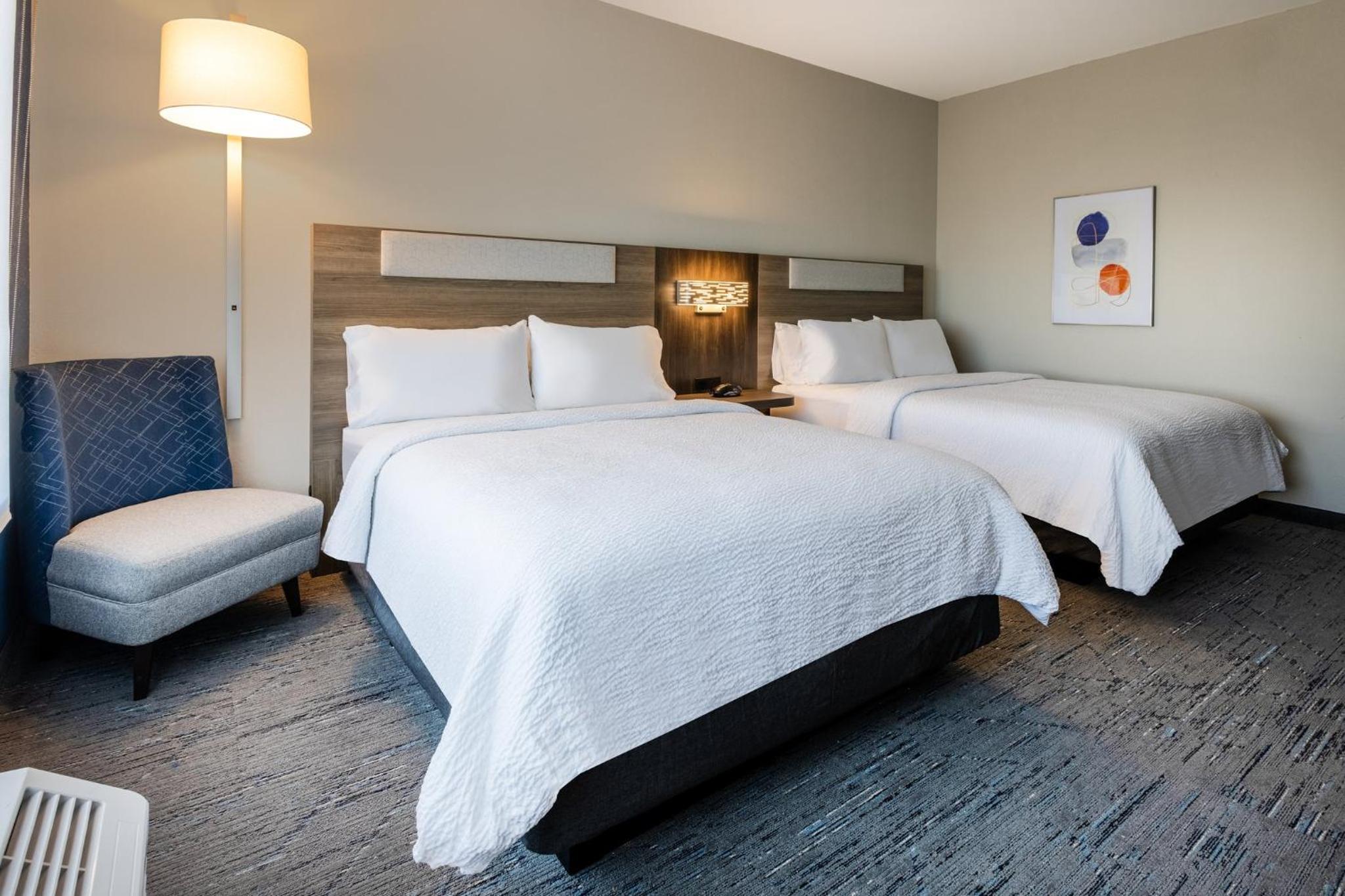 Standard Room with Two Queen Beds - Photo 2