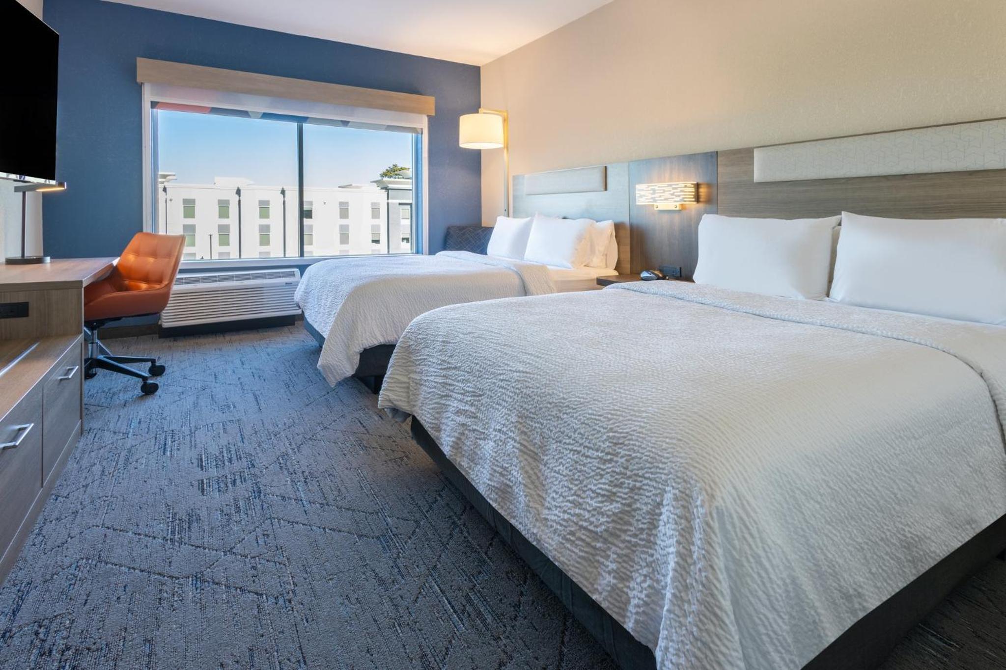 Standard Room with Two Queen Beds - Photo 4