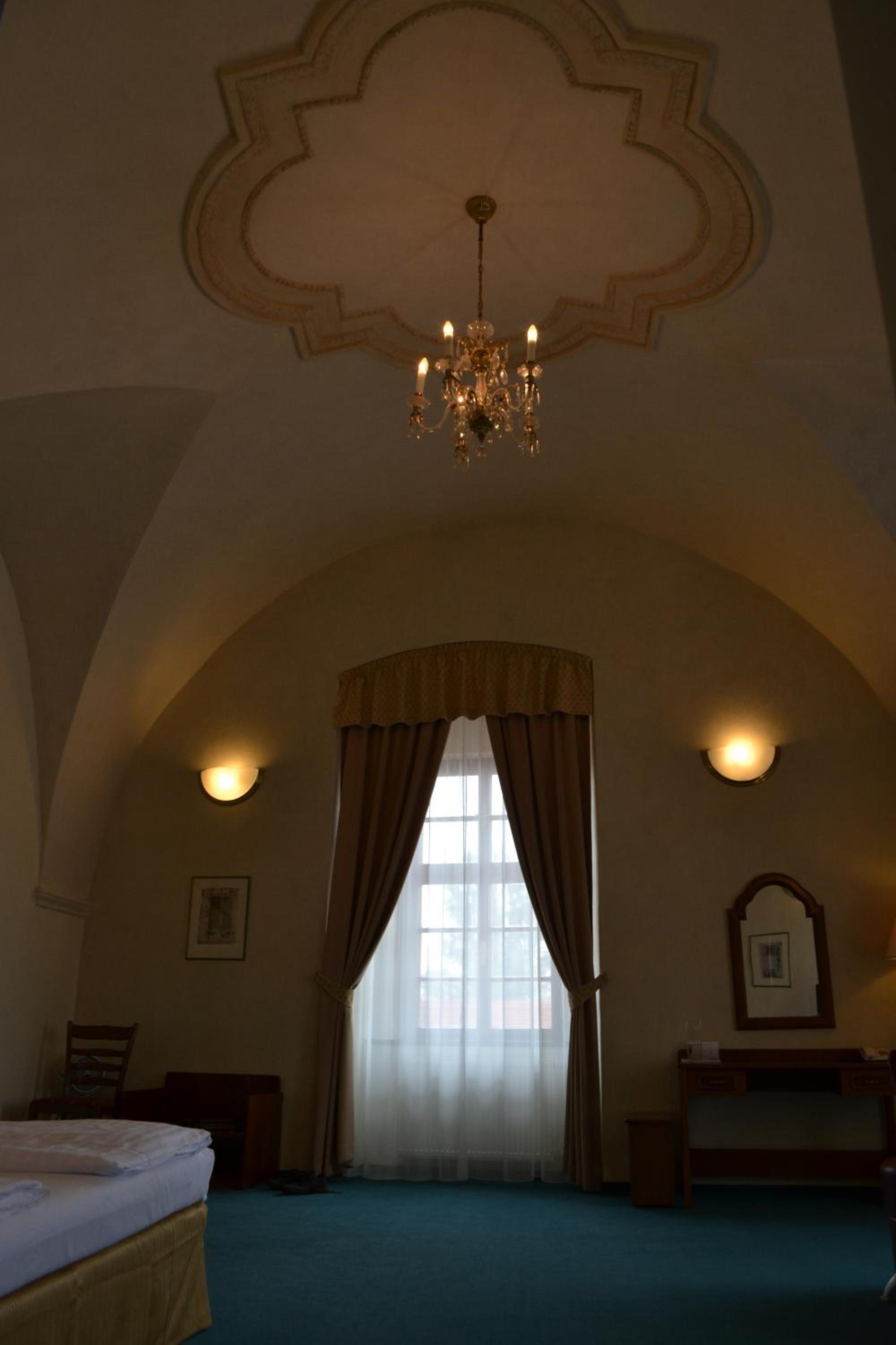 Deluxe One-Bedroom Apartment
