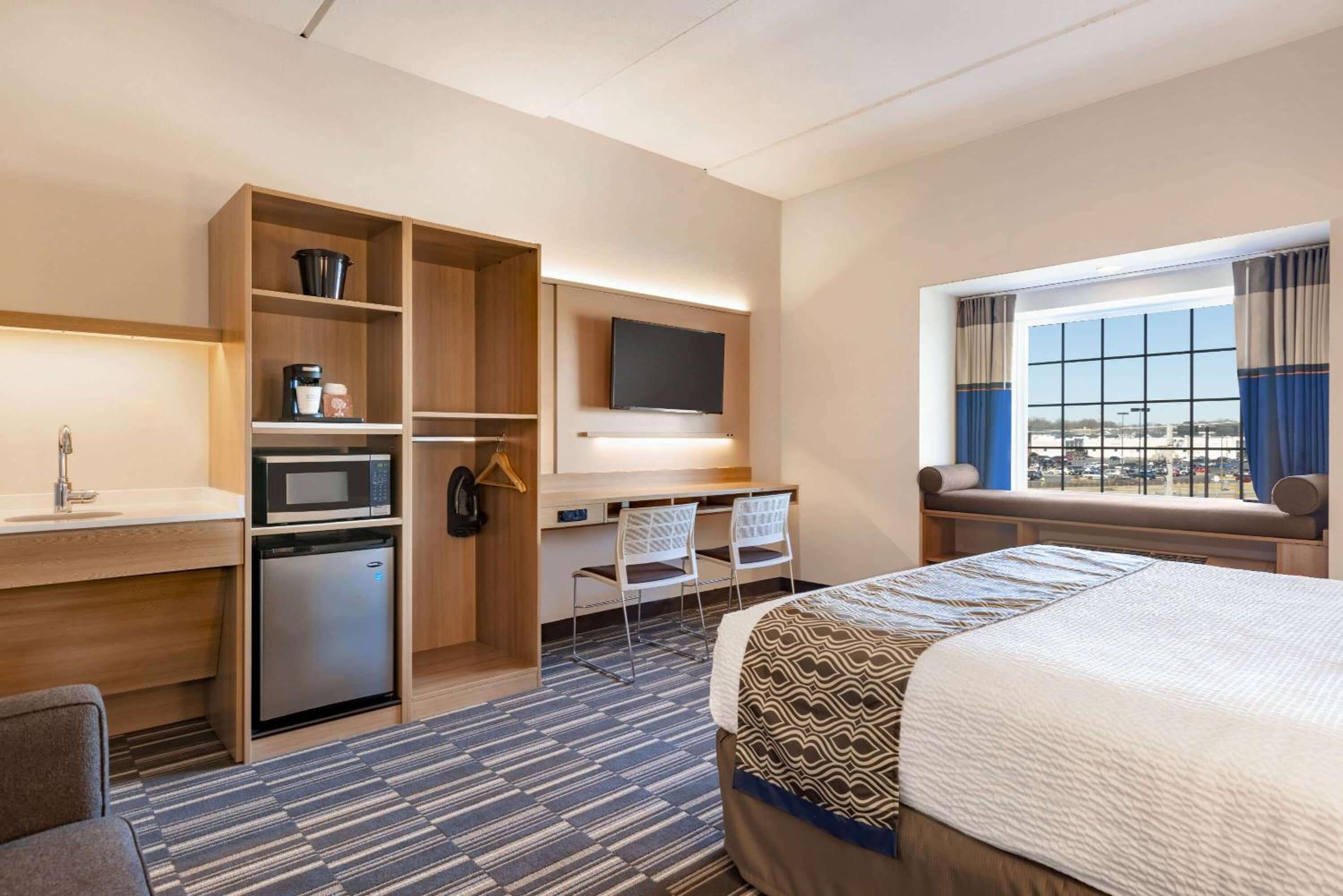 King Suite - Mobility Access/Non-Smoking - Photo 1
