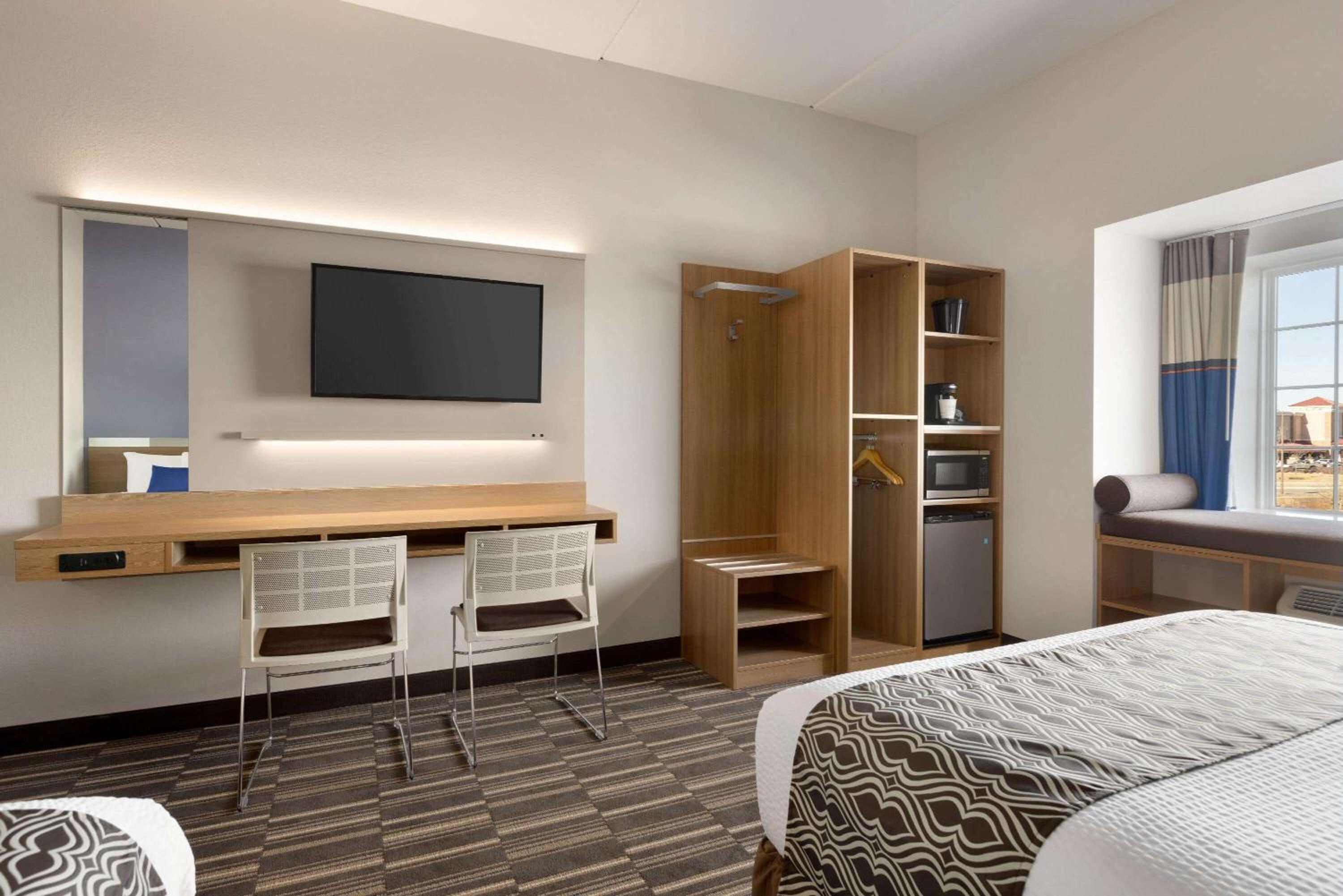 Queen Room with Two Queen Beds - Mobility Access/Non-Smoking - Photo 2
