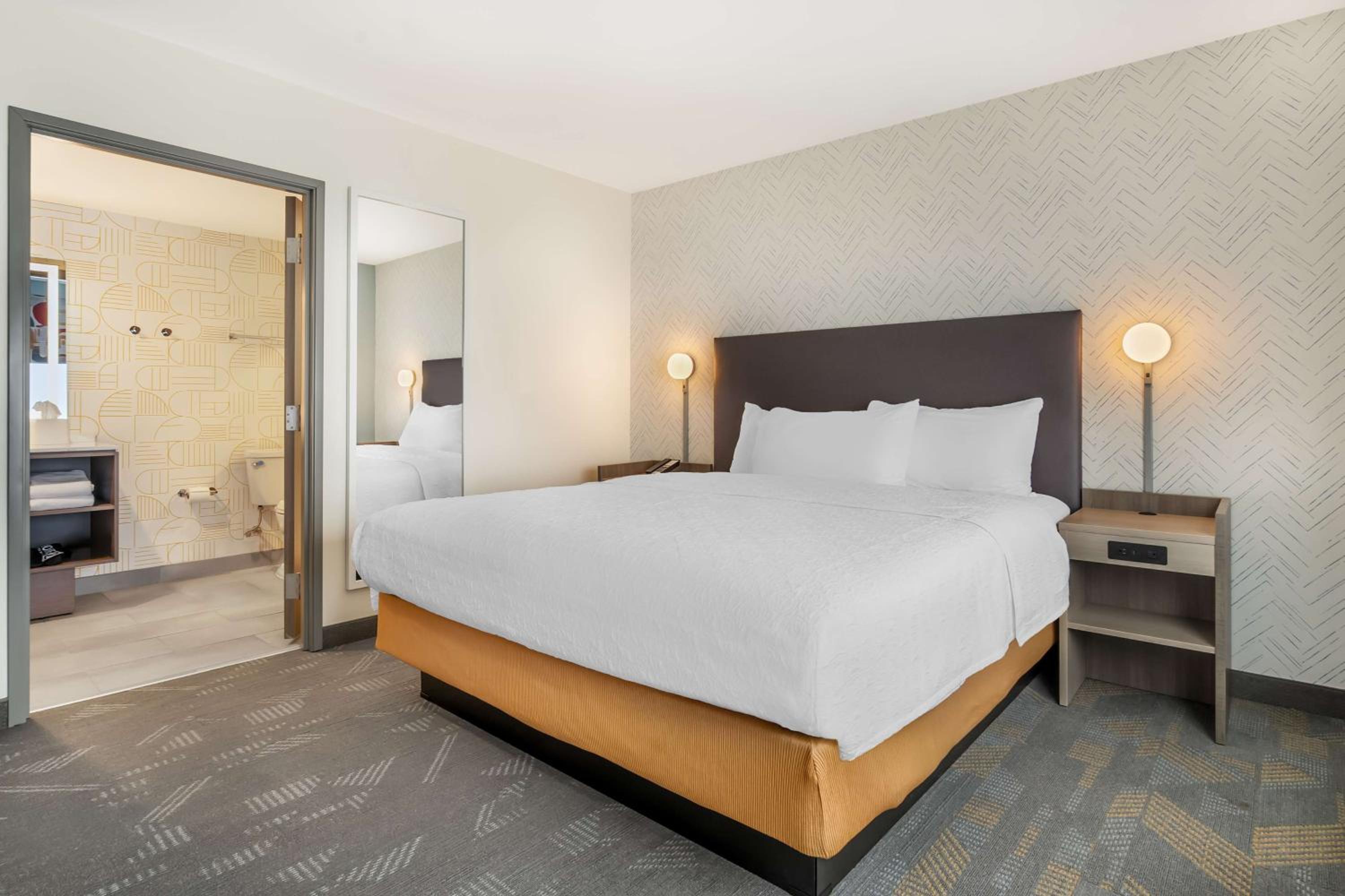 One-Bedroom King Suite - Photo 4
