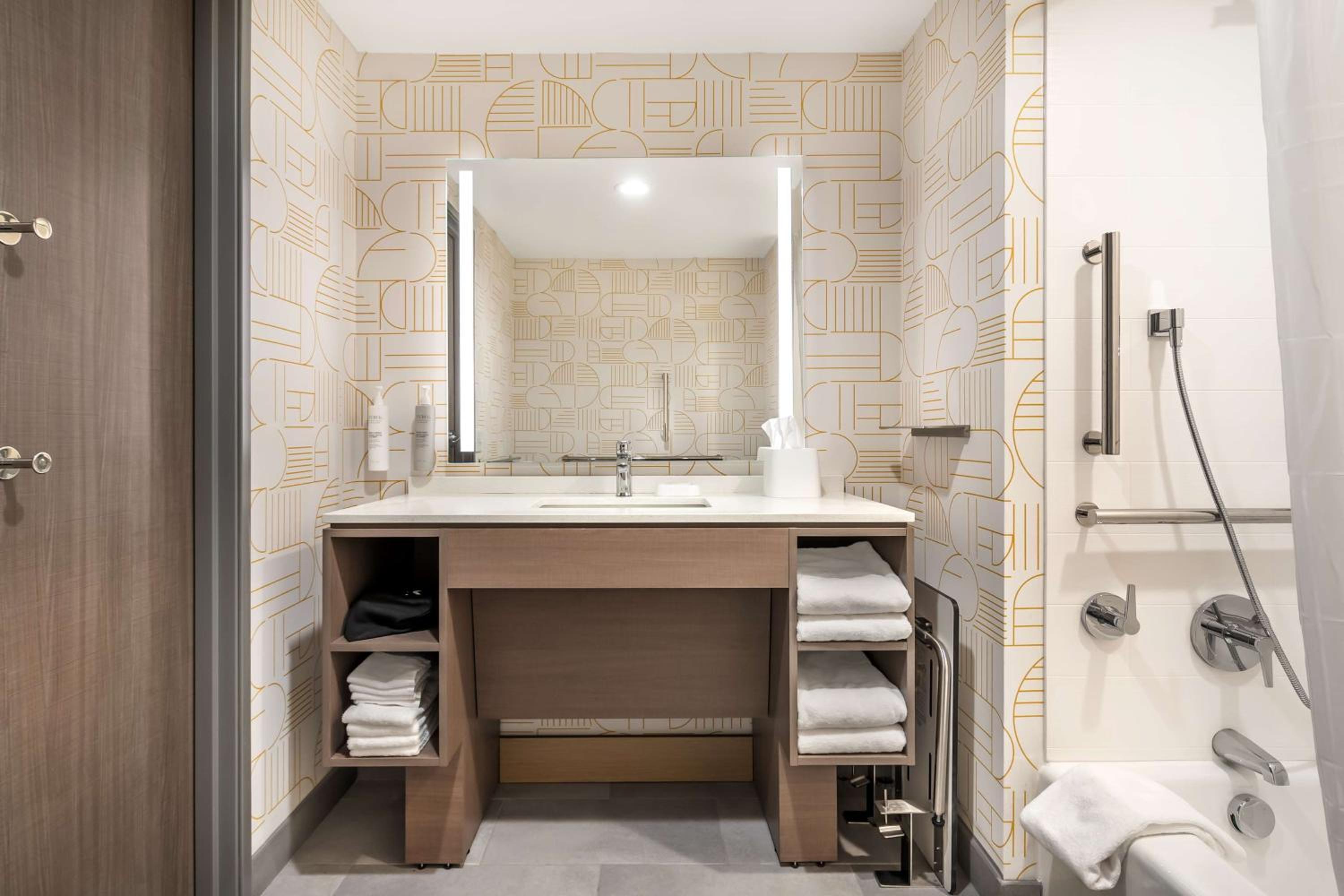 King Studio Suite with Tub - Mobility/Hearing Accessible - Photo 4