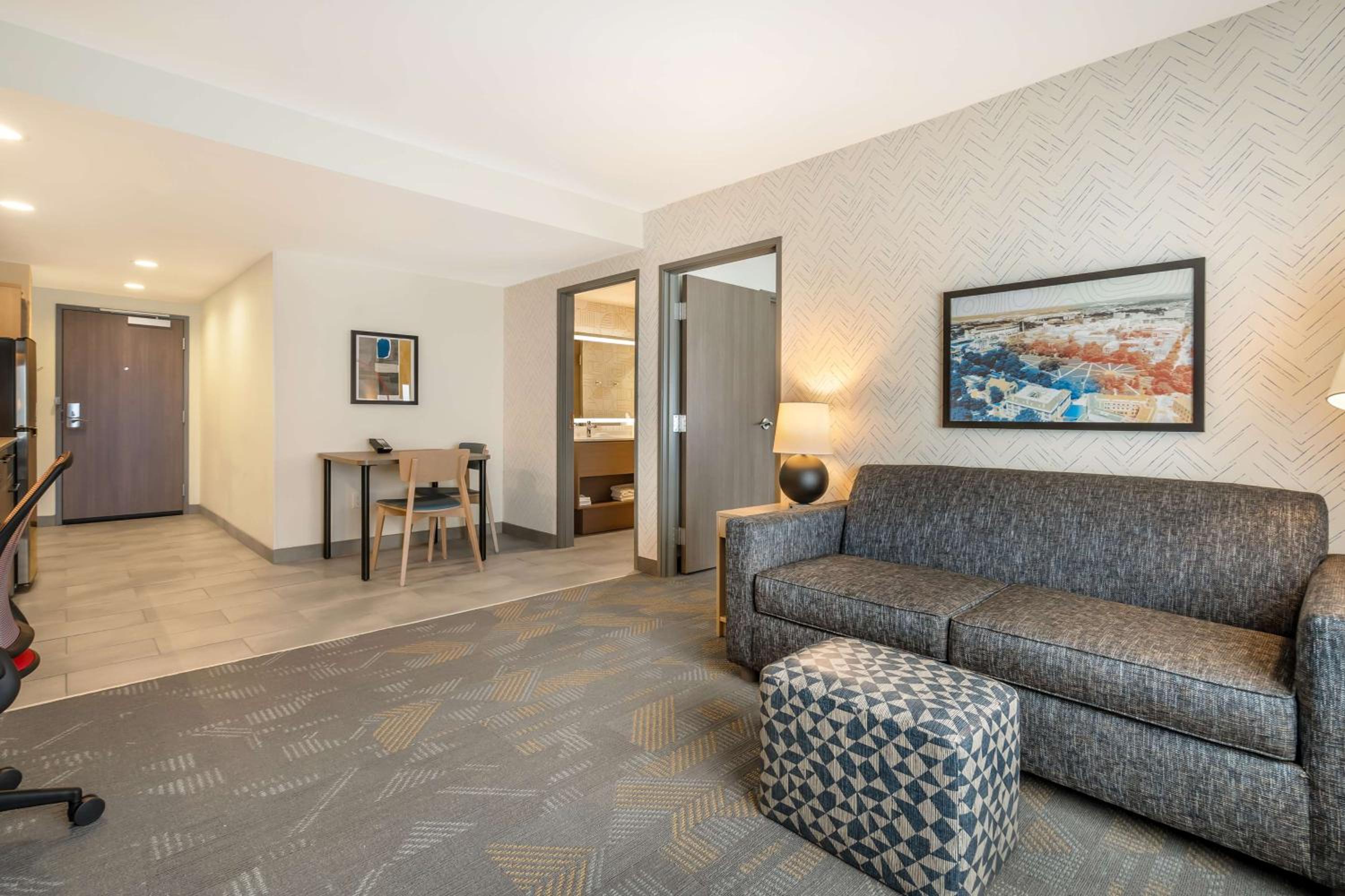 One-Bedroom King Suite - Photo 3