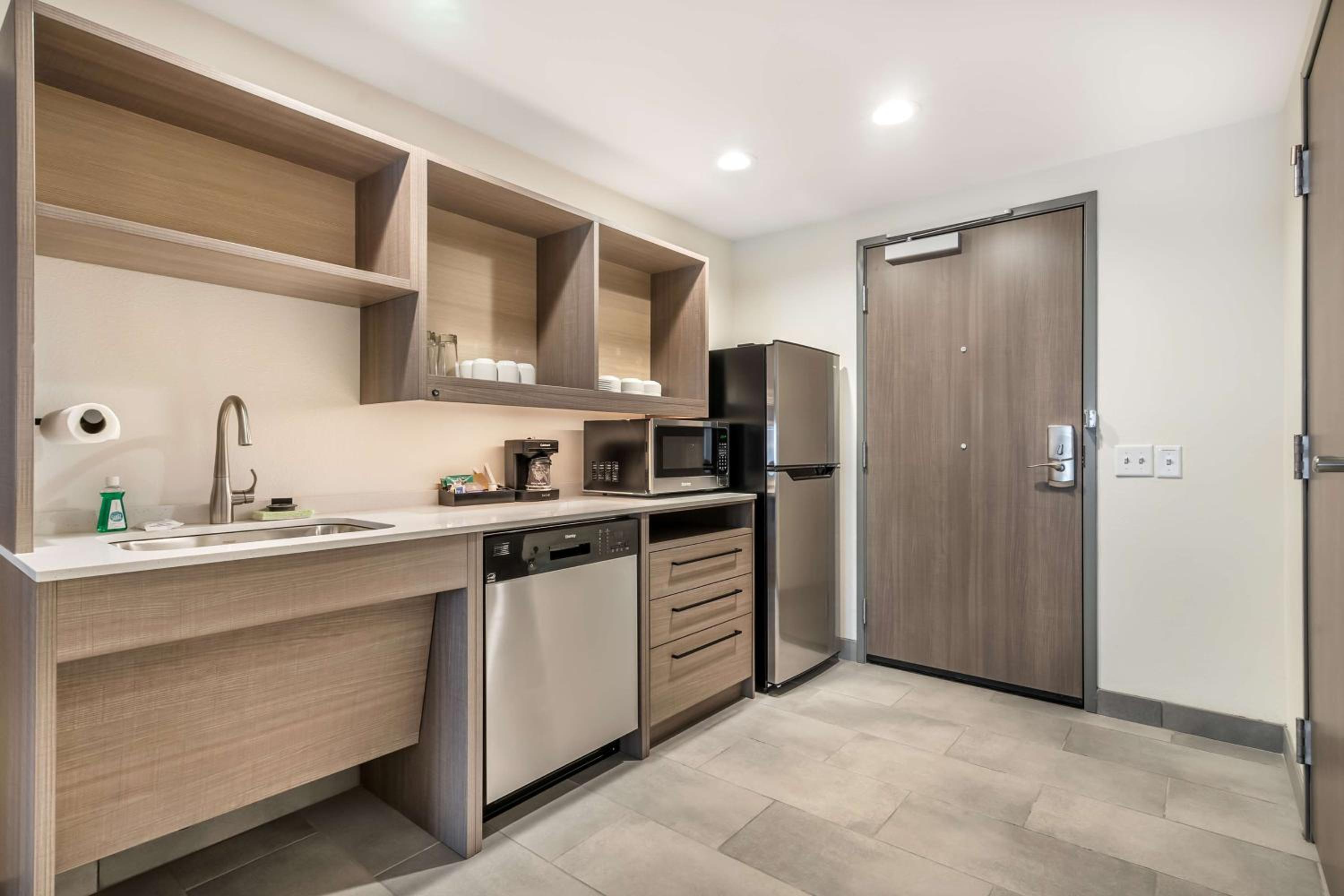 King Studio Suite with Tub - Mobility/Hearing Accessible - Photo 3
