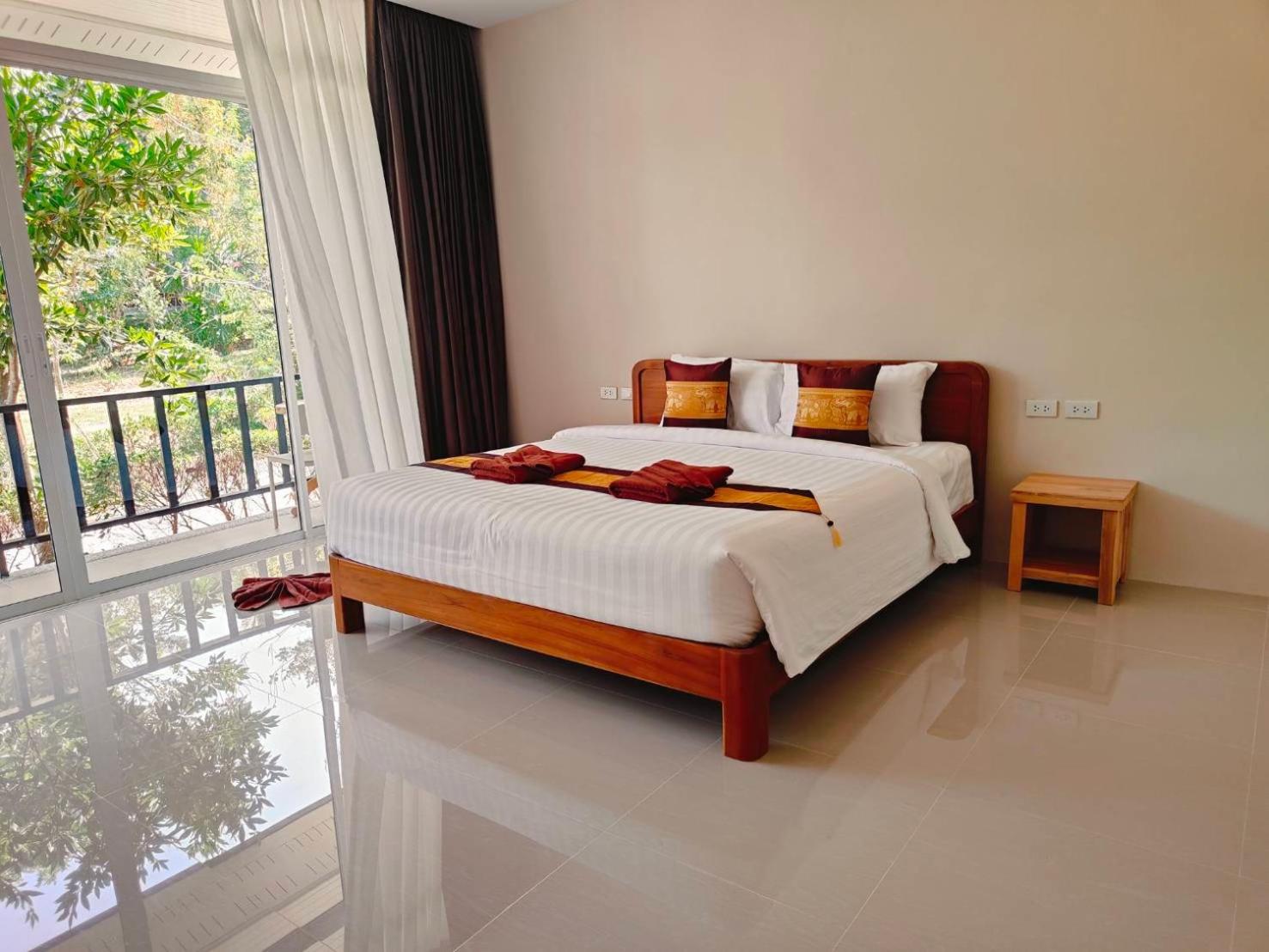 Queen Room with Garden View - Photo 9