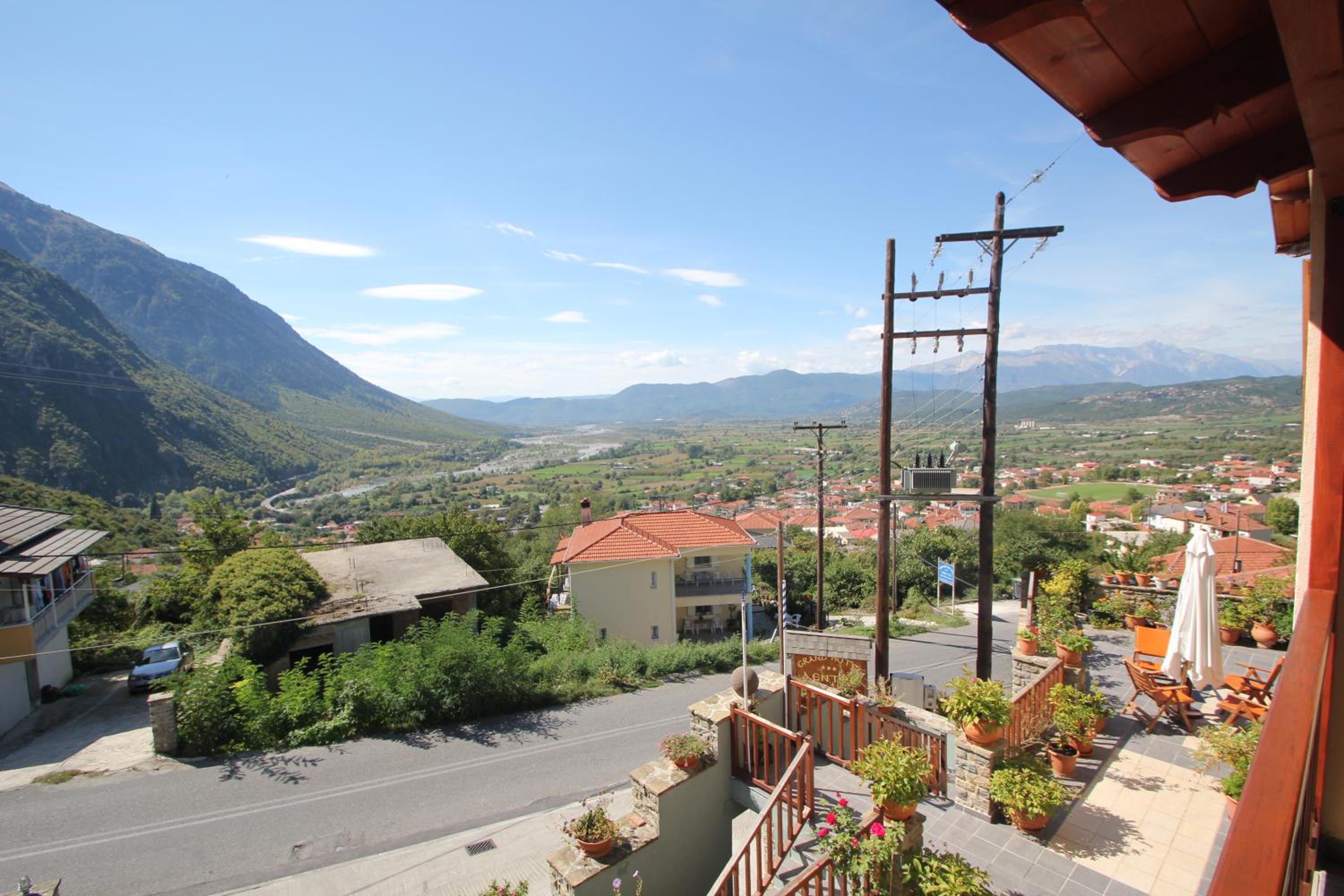 Deluxe Double Room with Balcony - Photo 4