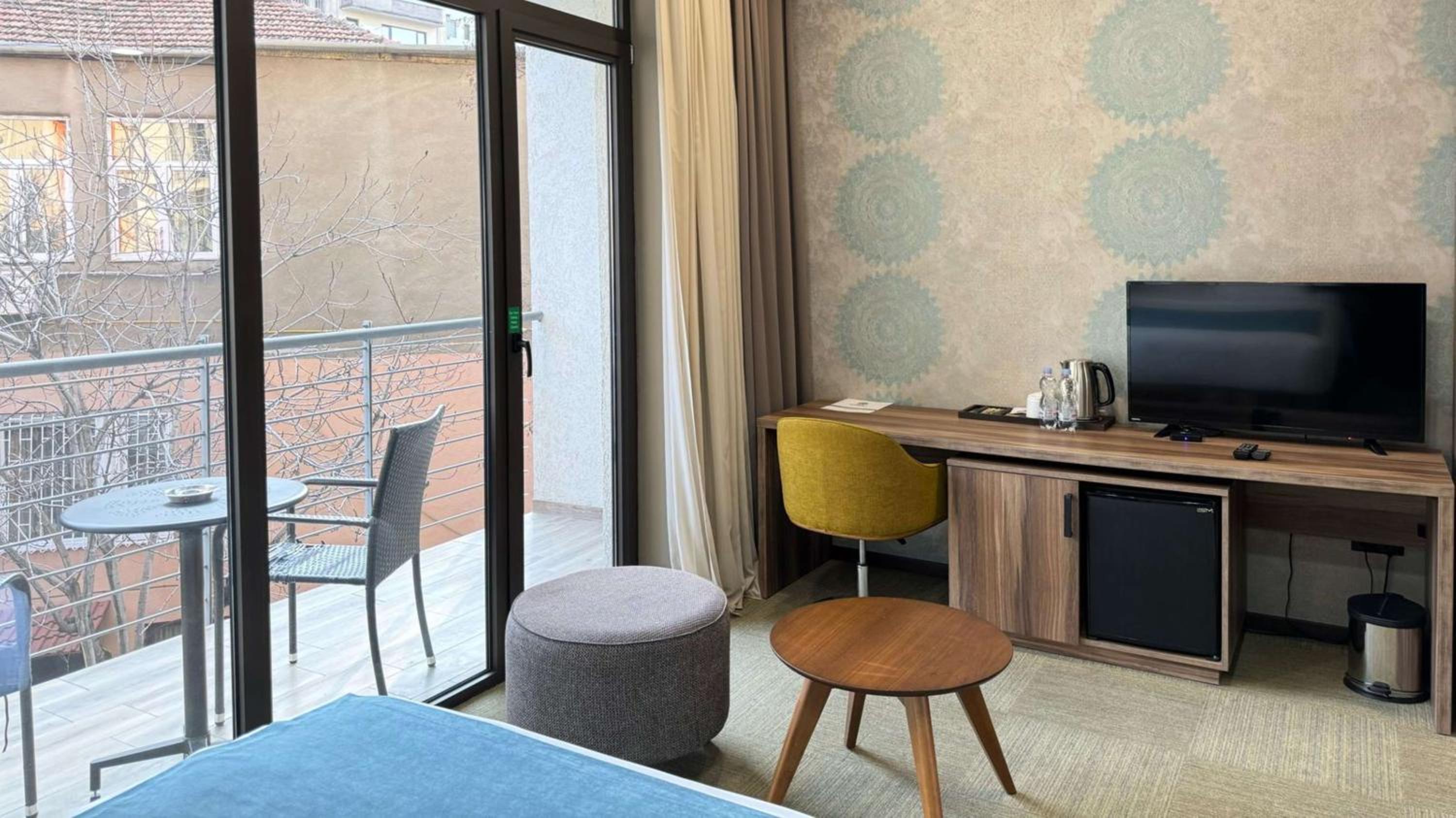 Economy Queen Room with Balcony and Garden View - Non-Smoking photo 2