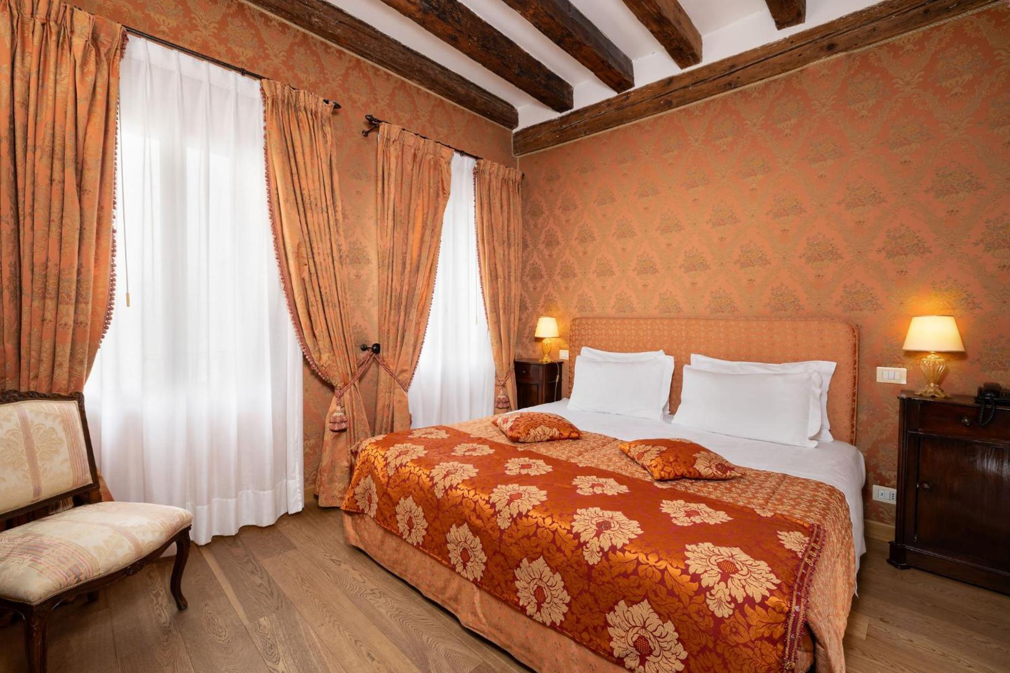 Suite - Photo 1