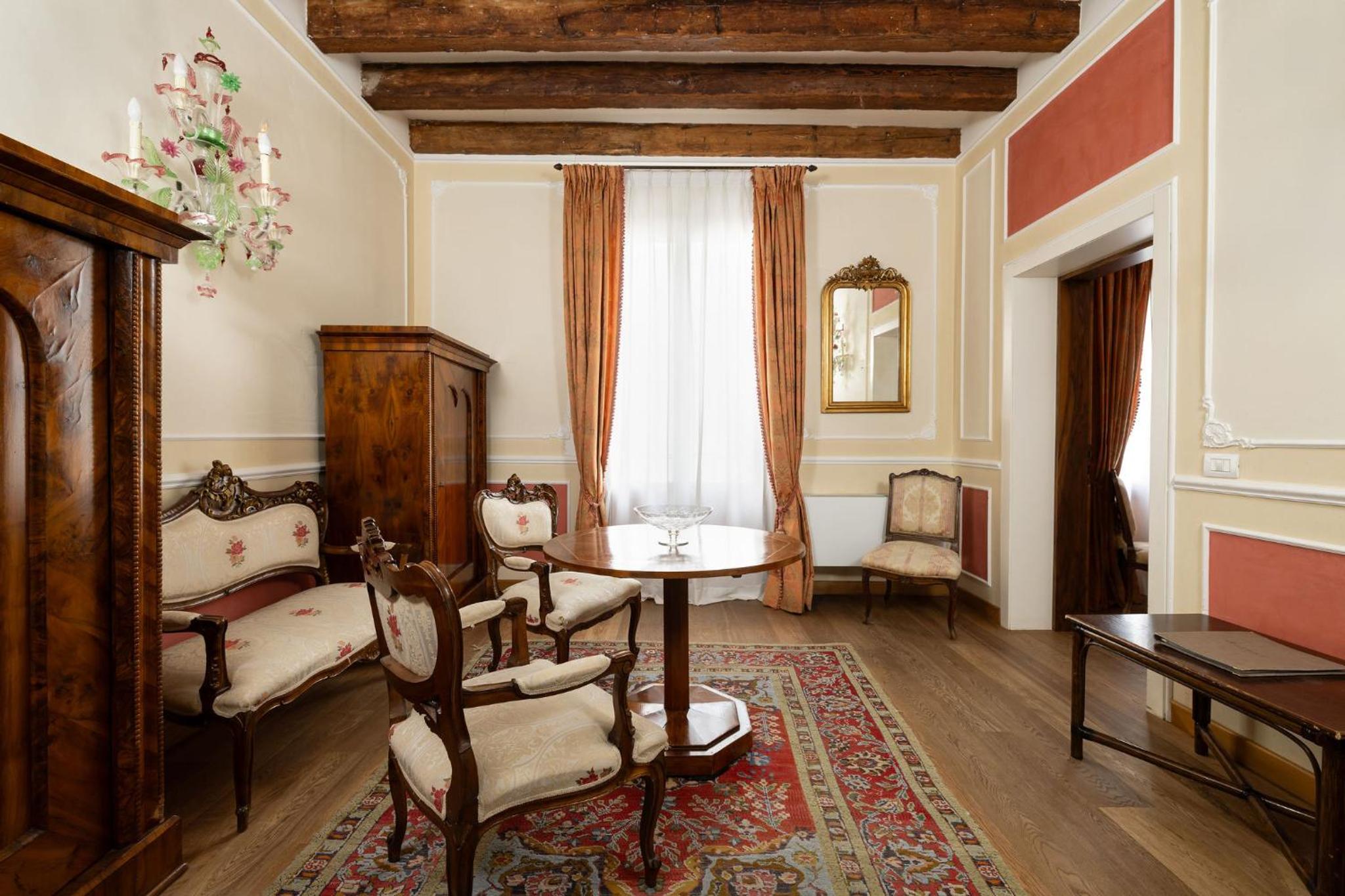 Suite - Photo 2