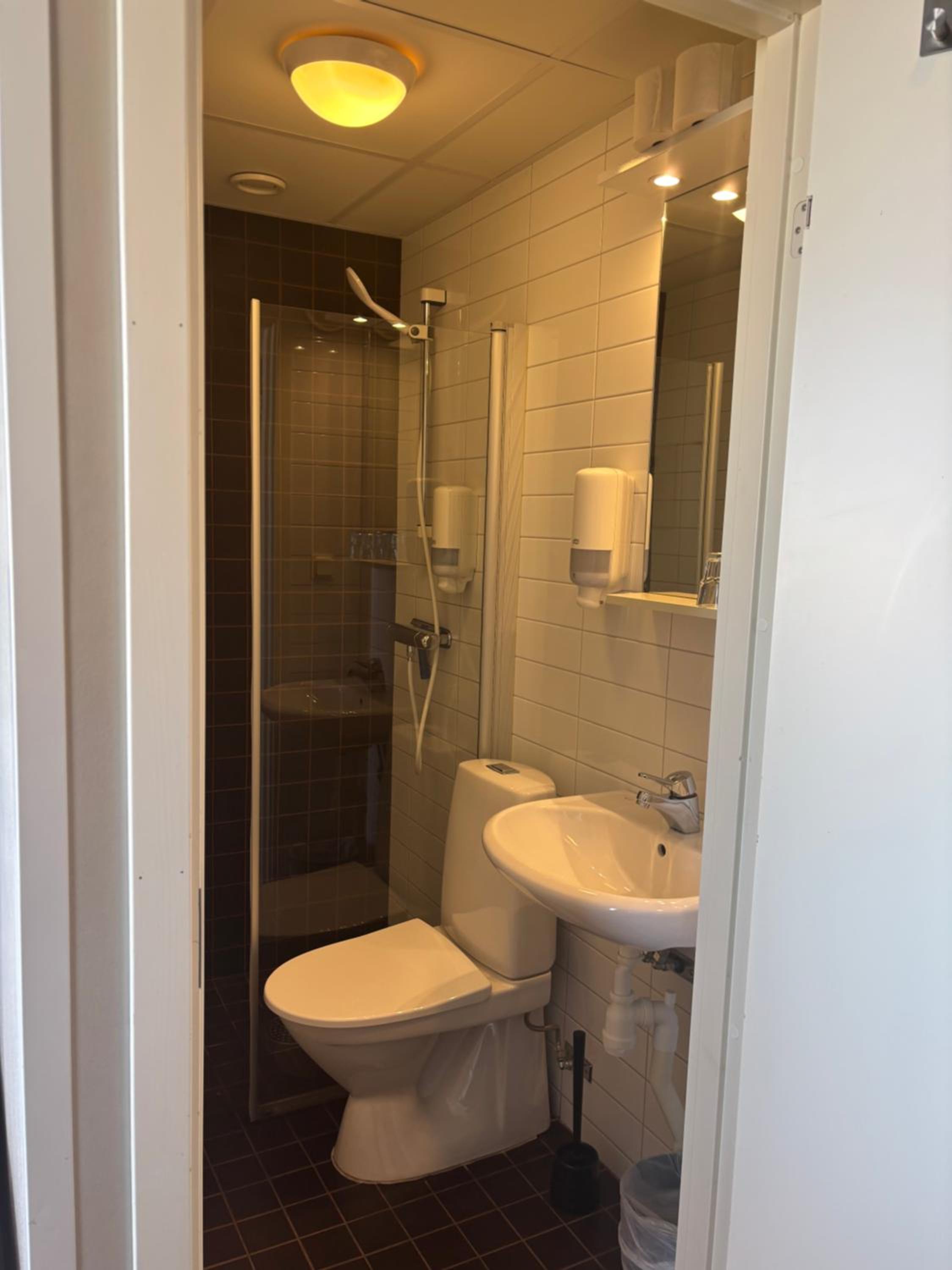 Medium Double Room - Photo 4