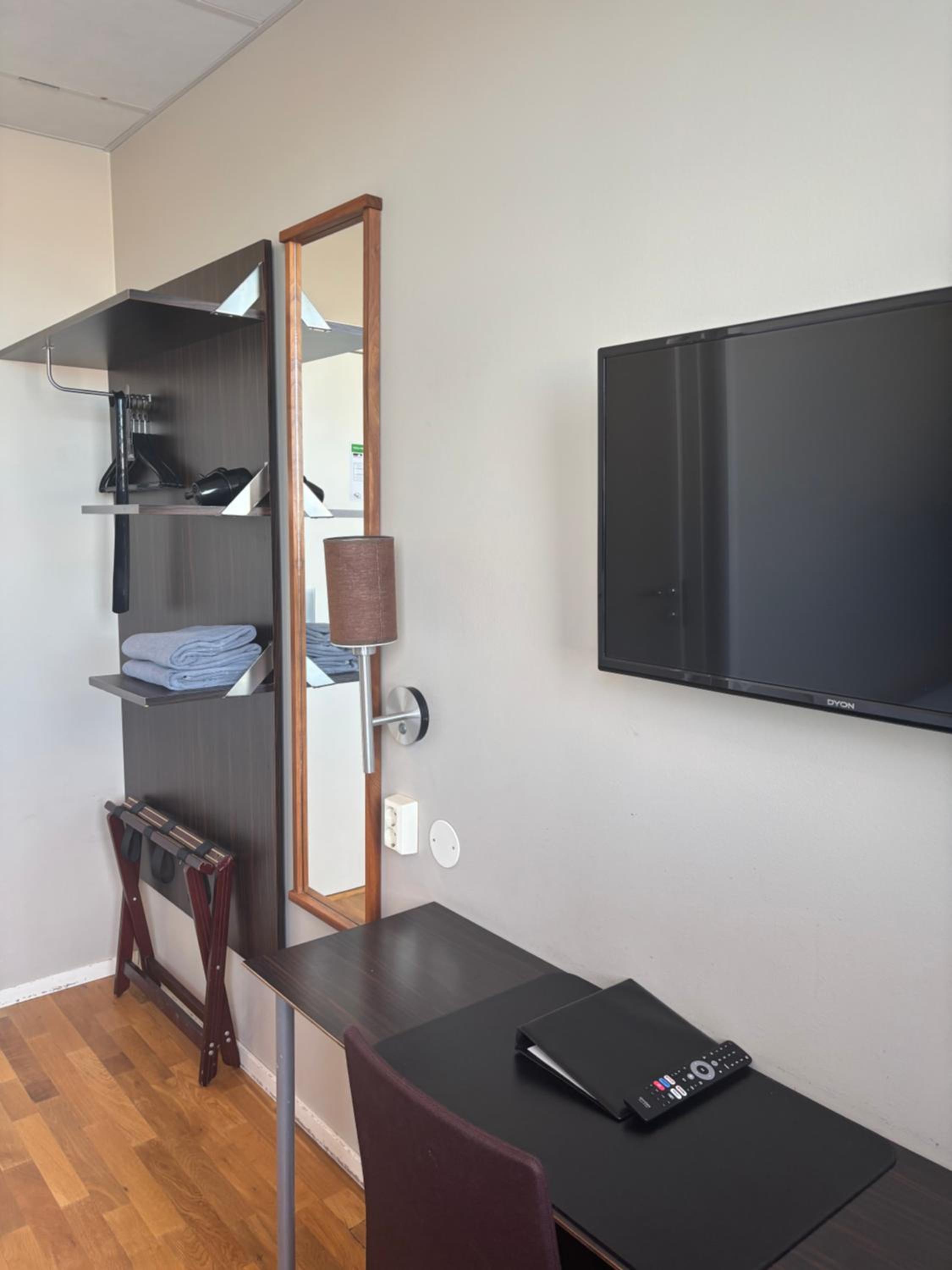 Medium Double Room - Photo 9