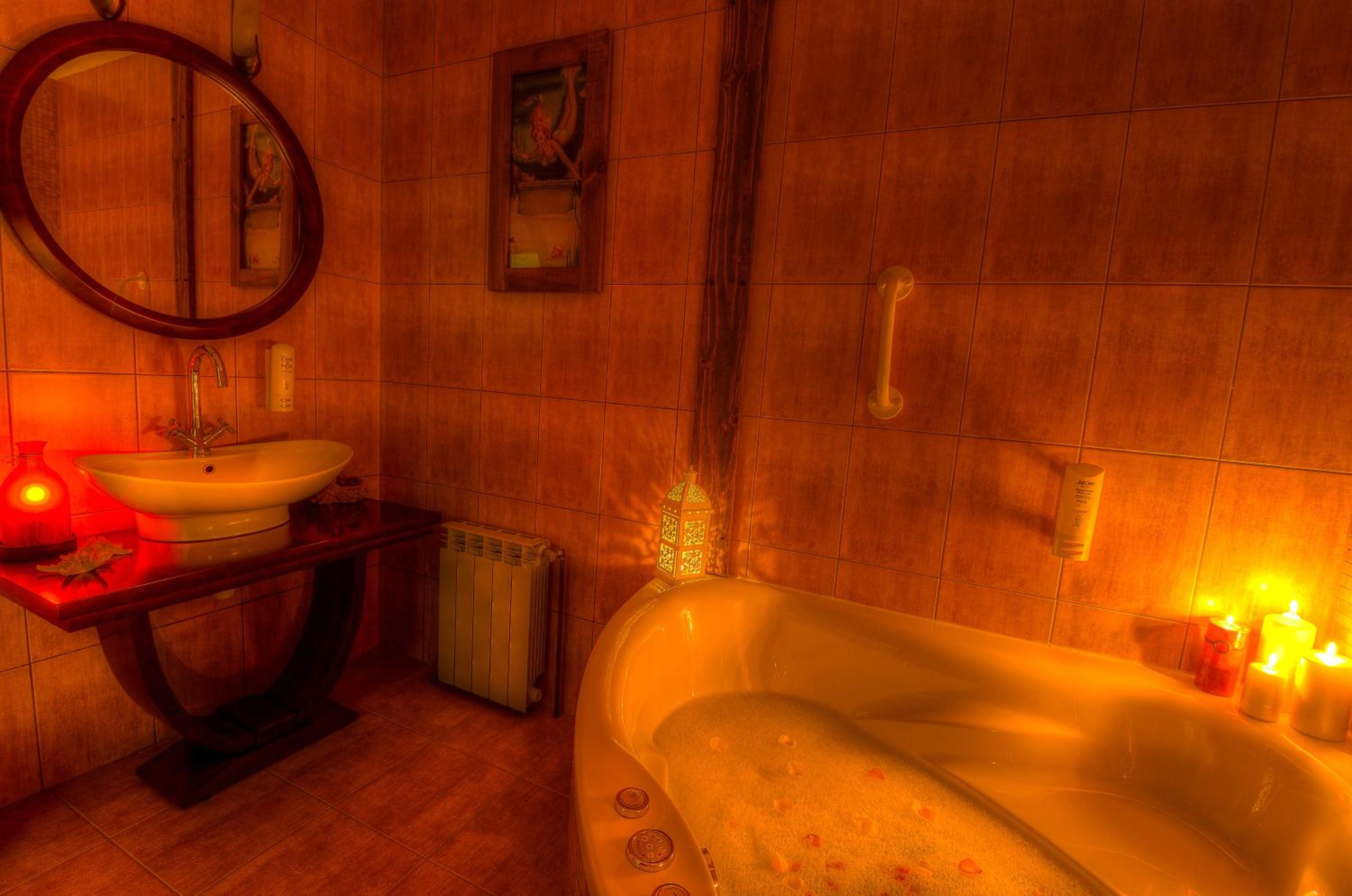 King Suite with Spa Bath - Photo 2