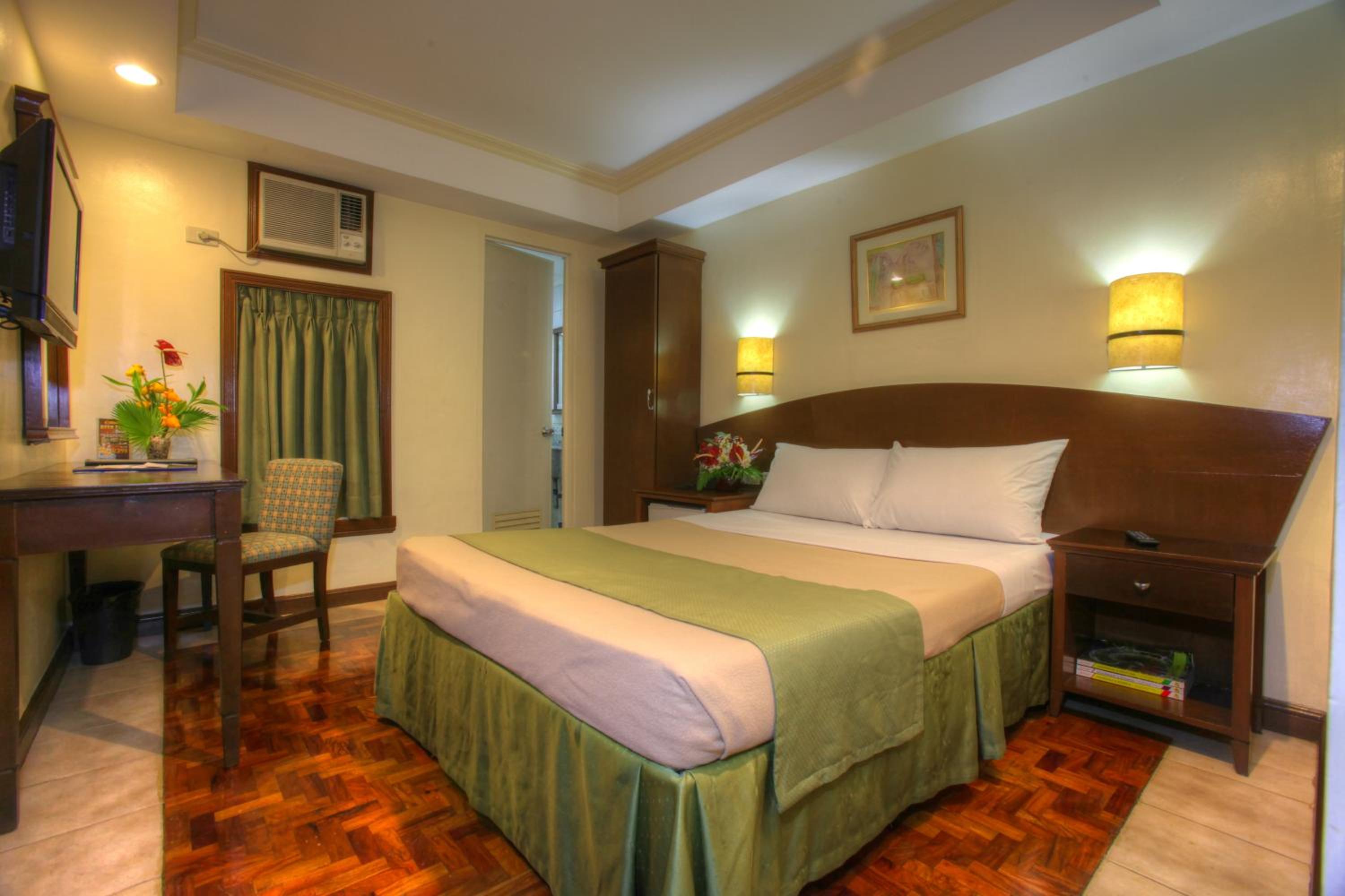 Deluxe Queen Room - Photo 6