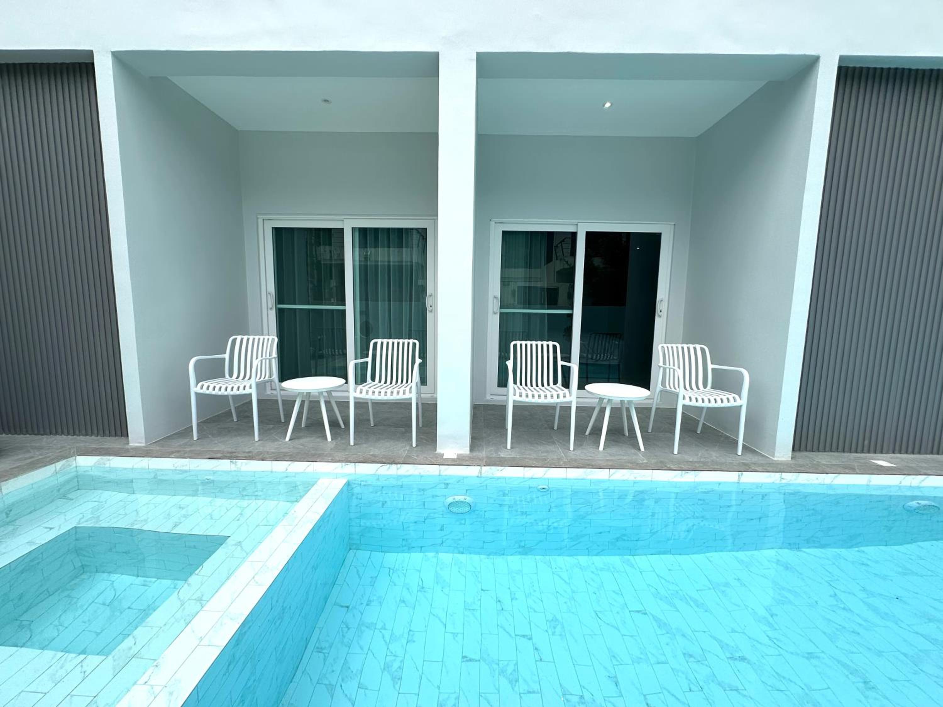 Deluxe with Pool Access