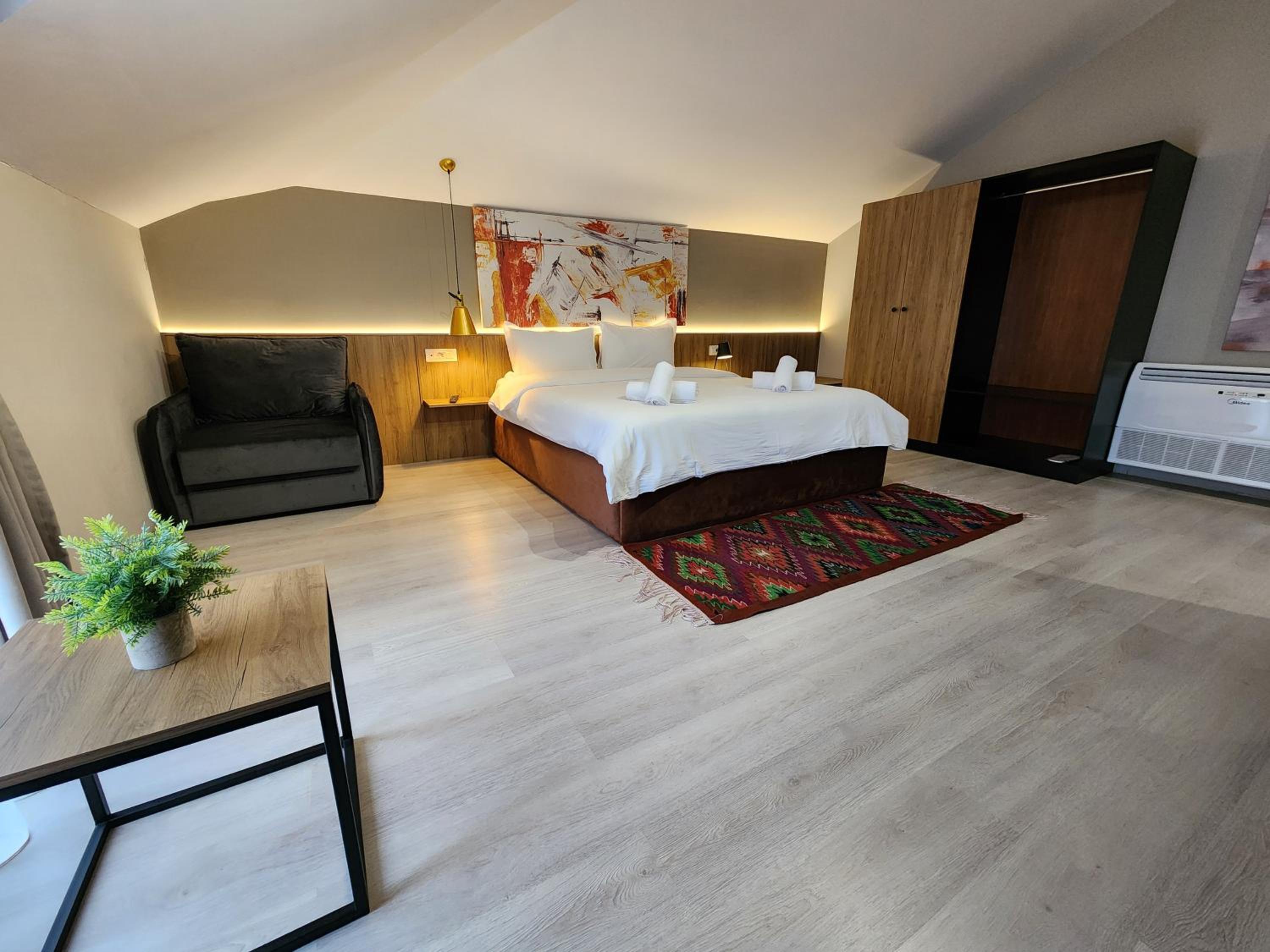 Deluxe Double Room with Extra Bed photo 2