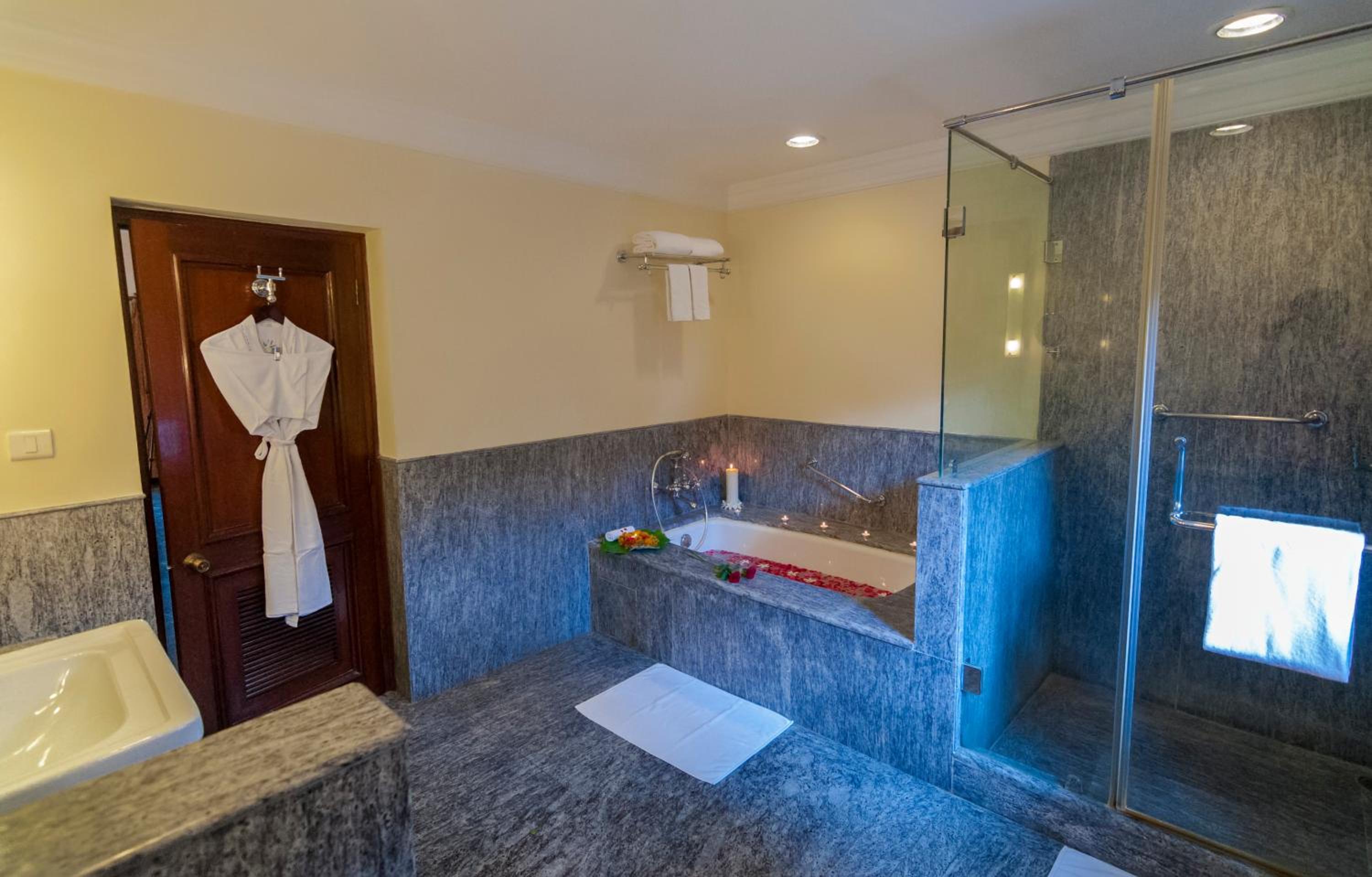 Grand Luxury Suite Twin Bed with Sit-Out Grand Luxury Suite Twin Bed with Sit-Out