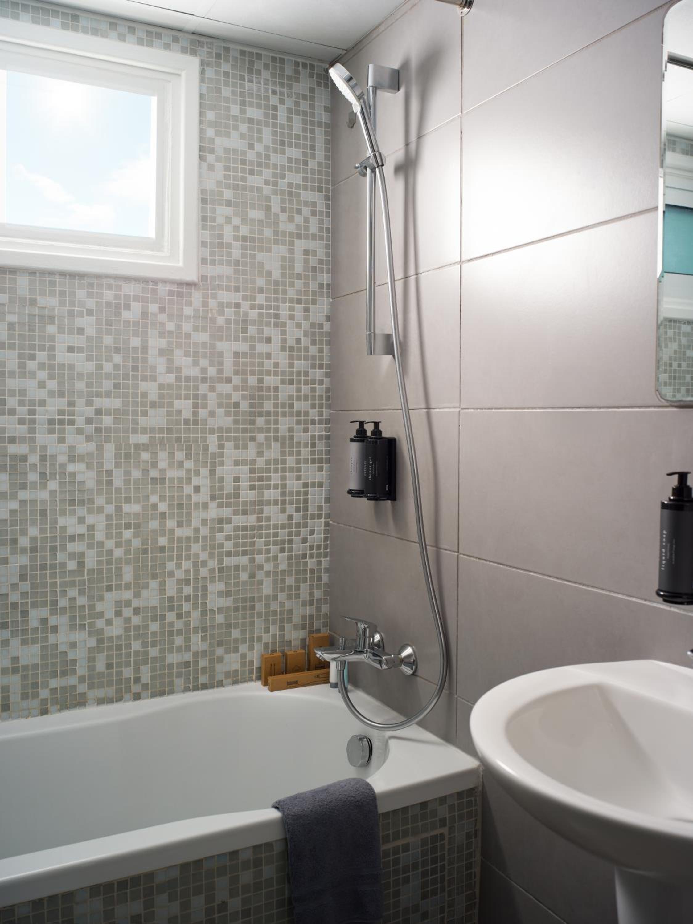 Standard Double Room with Pool View - Photo 4