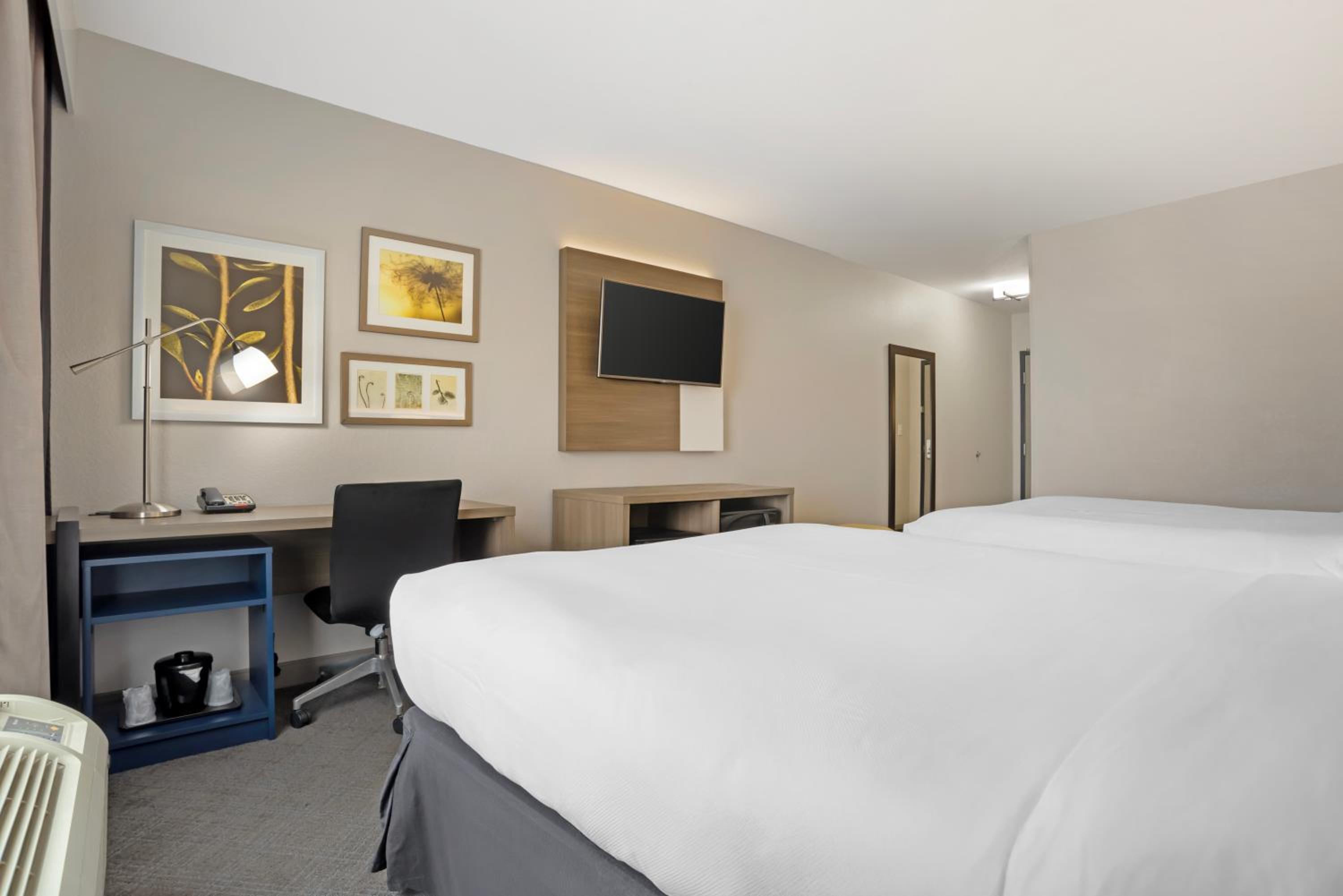 Queen Room with Two Queen Beds - Accessible/Non-Smoking  photo 3