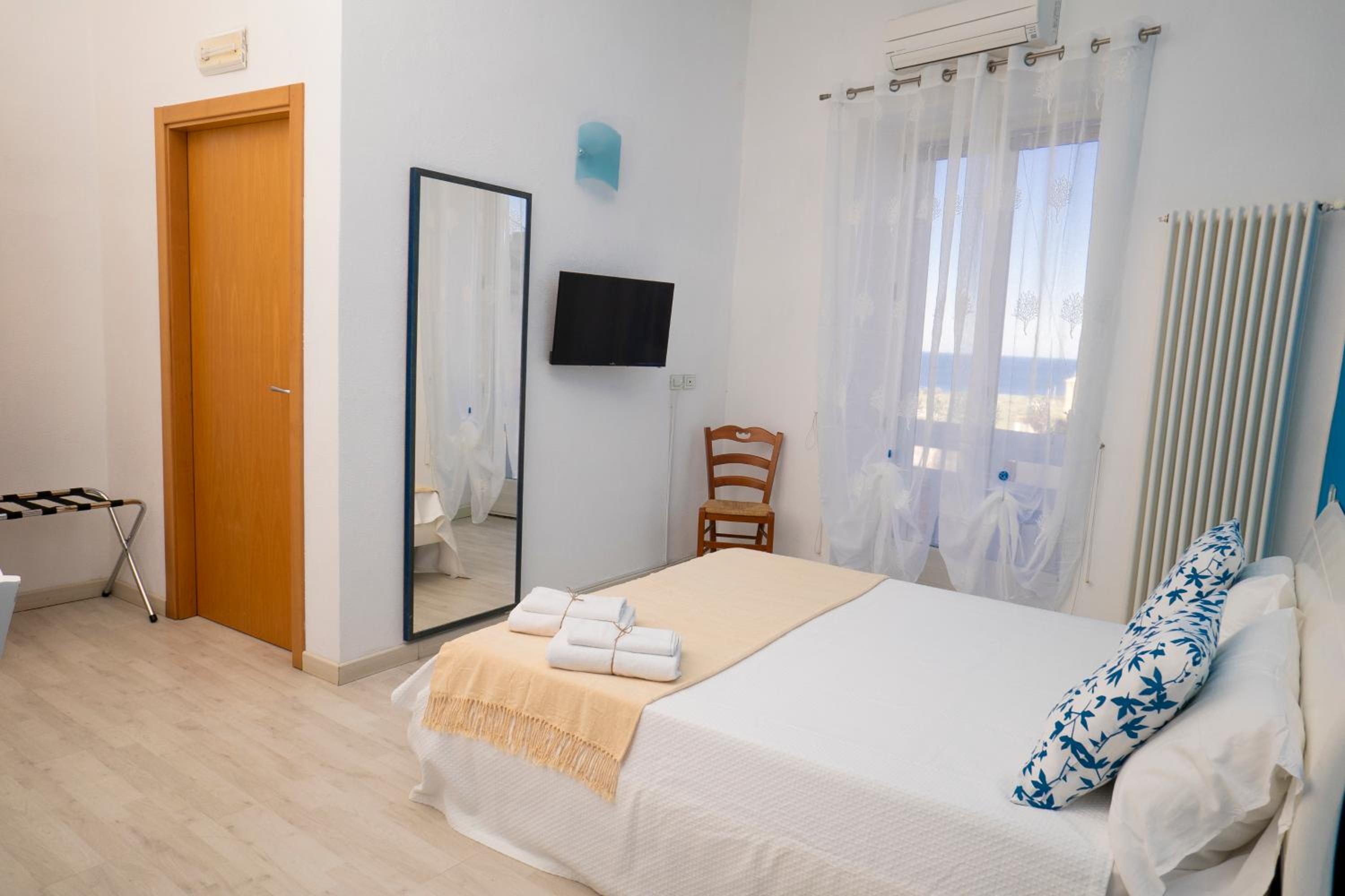 Double Room with Balcony and Sea View - Photo 2