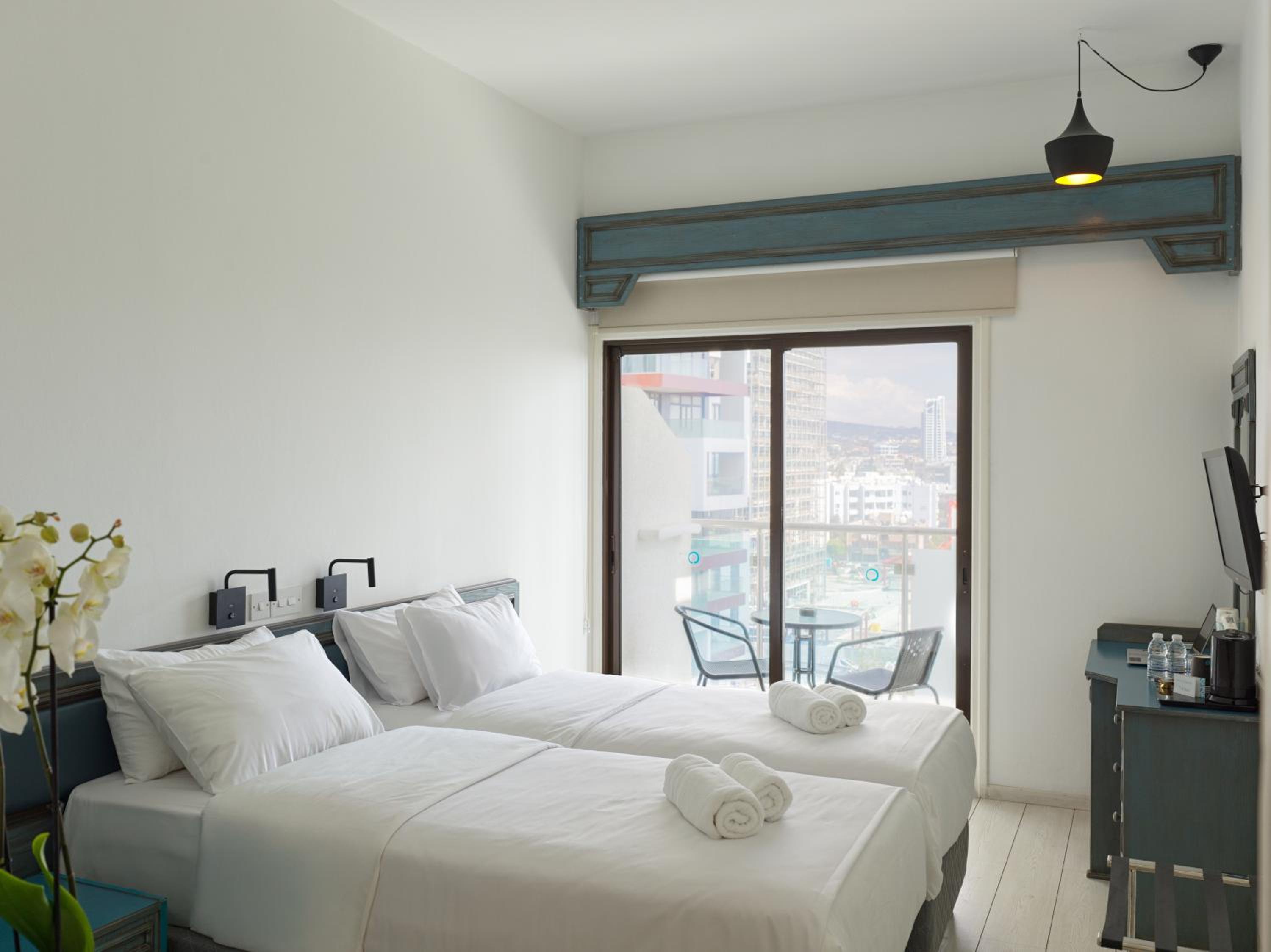 Standard Double Room with Pool View - Photo 2