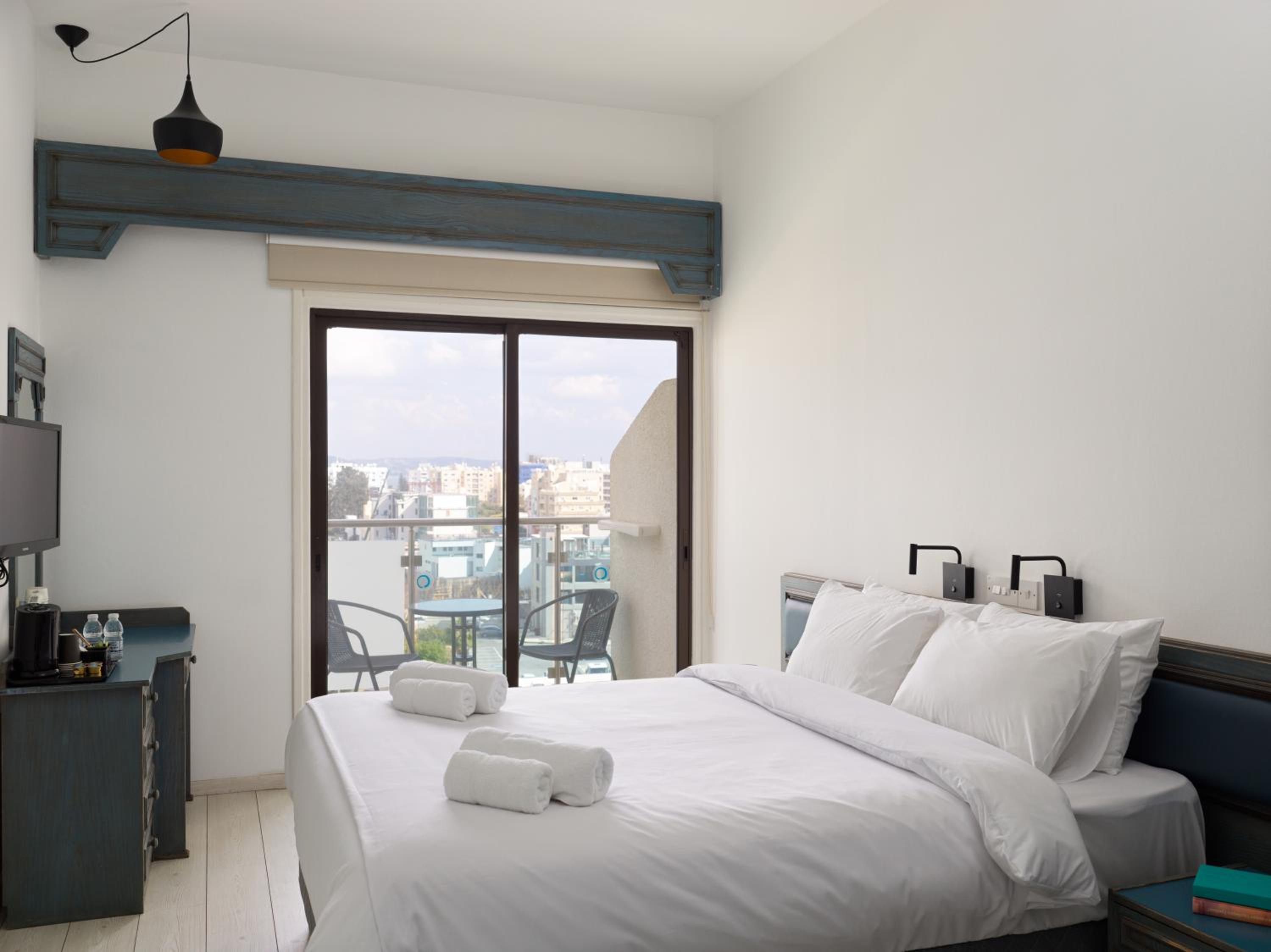 Standard Double Room with Pool View - Photo 3