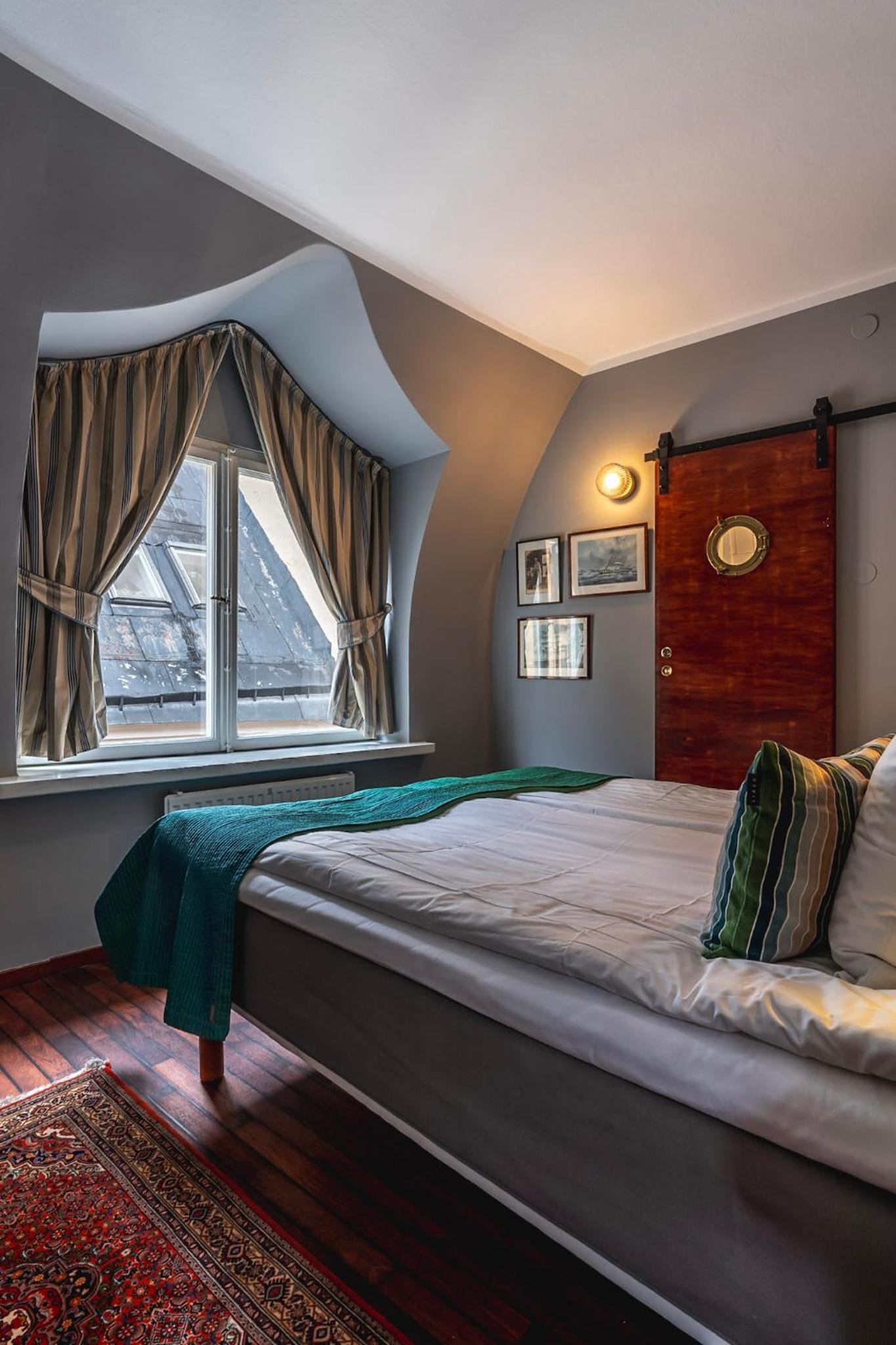 Superior Double Room thumbnail 5