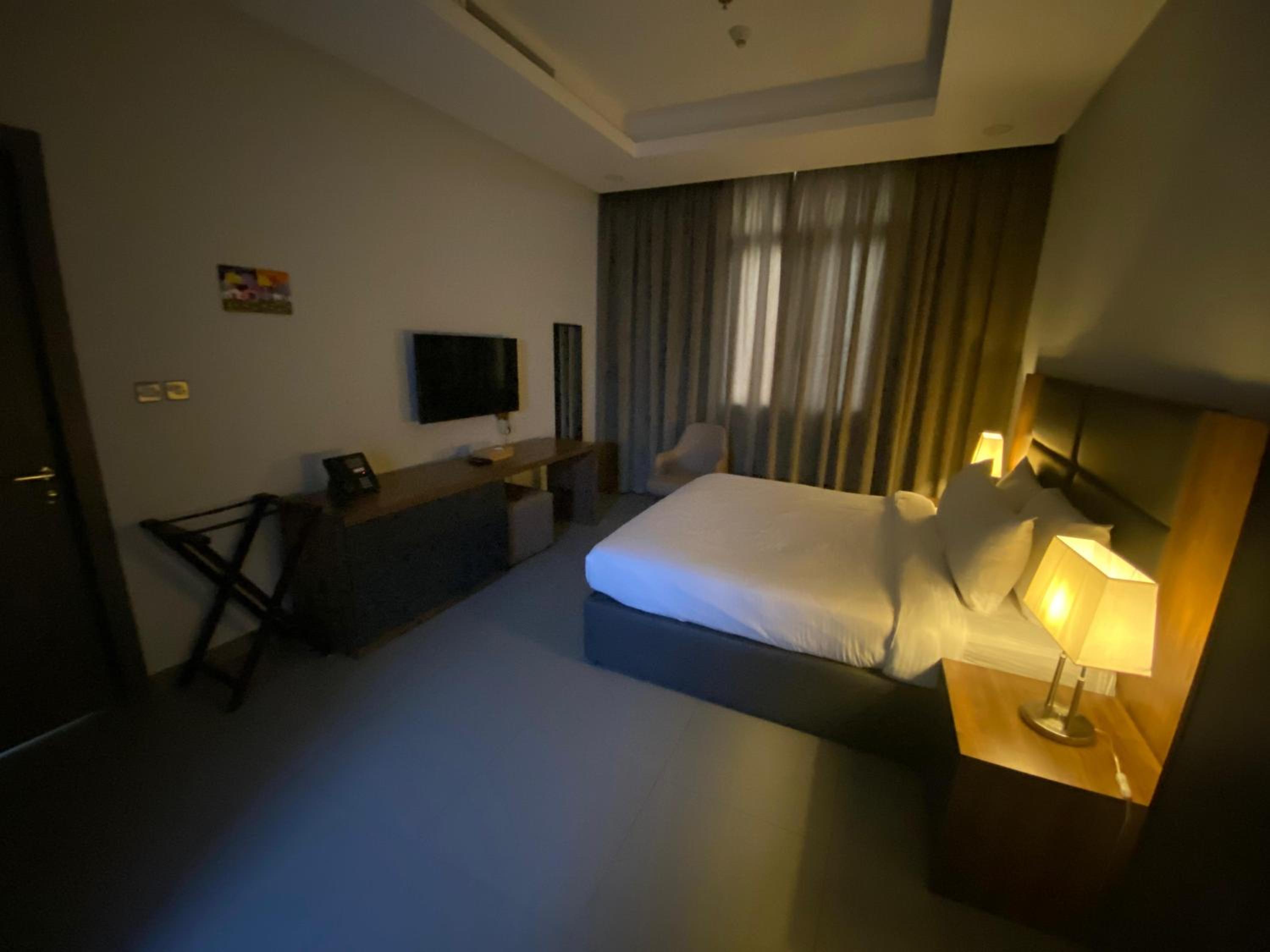 Deluxe Family Suite - Photo 11