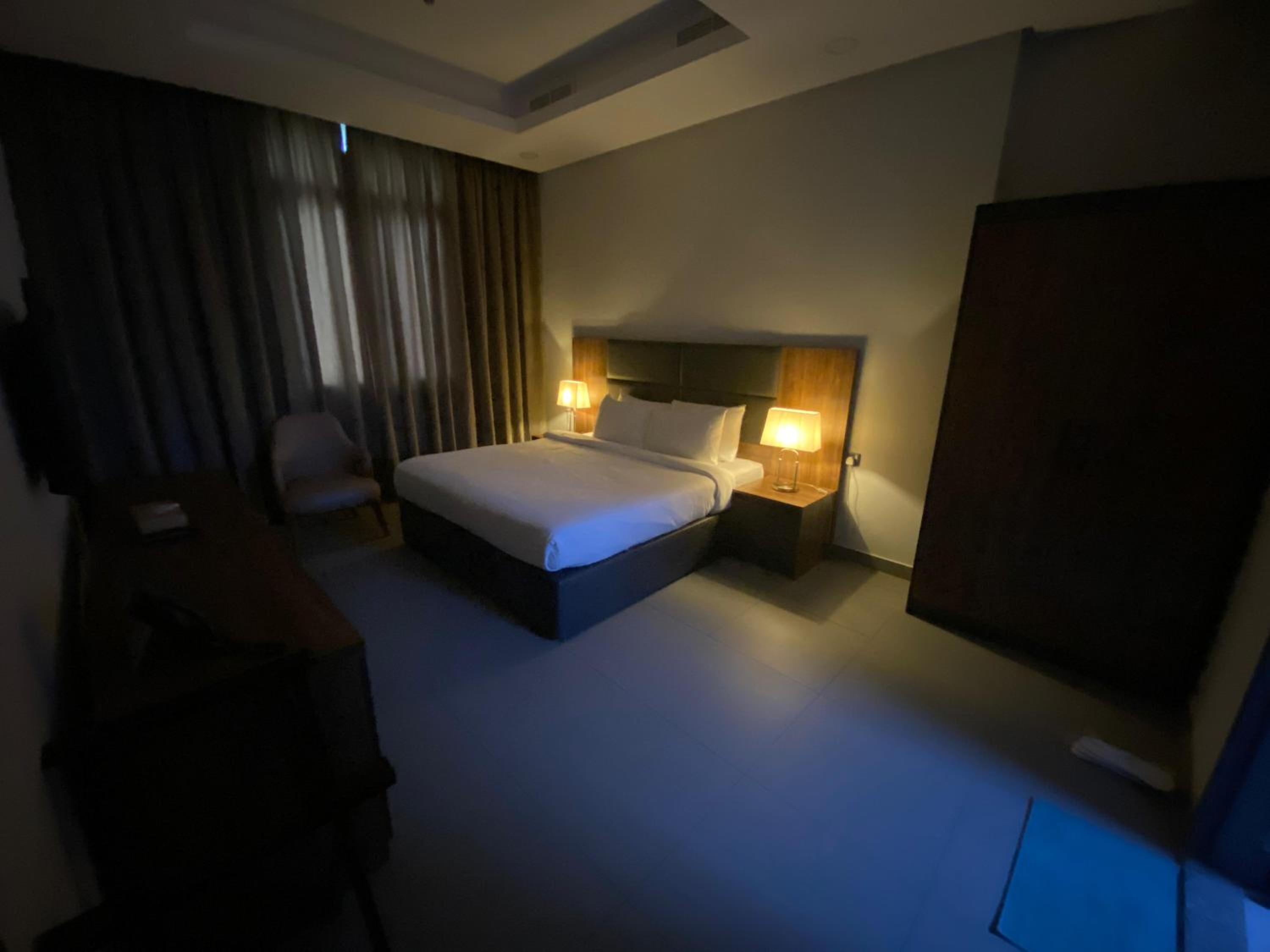 Deluxe Family Suite - Photo 12