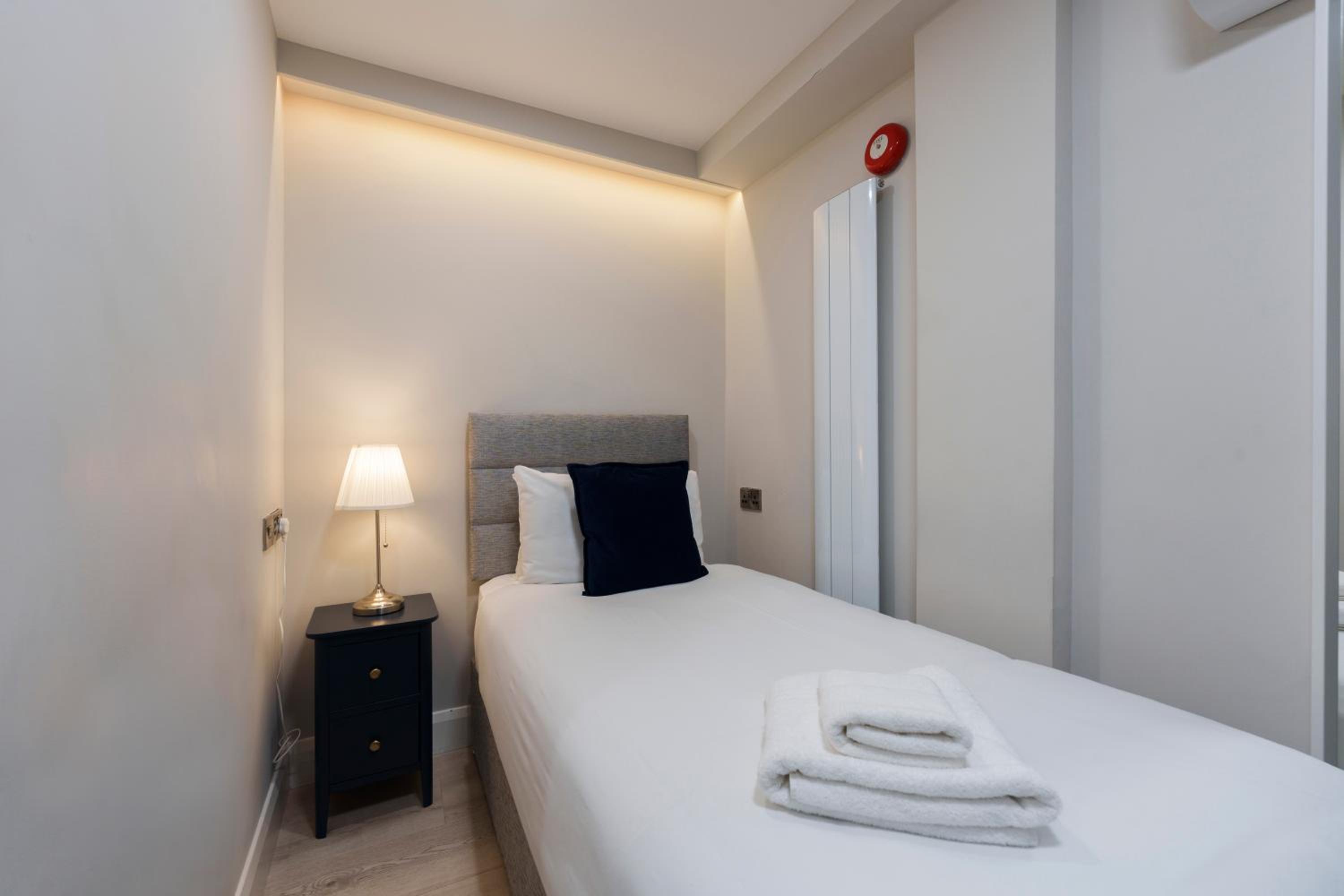 Small Single Room - No Window photo 2