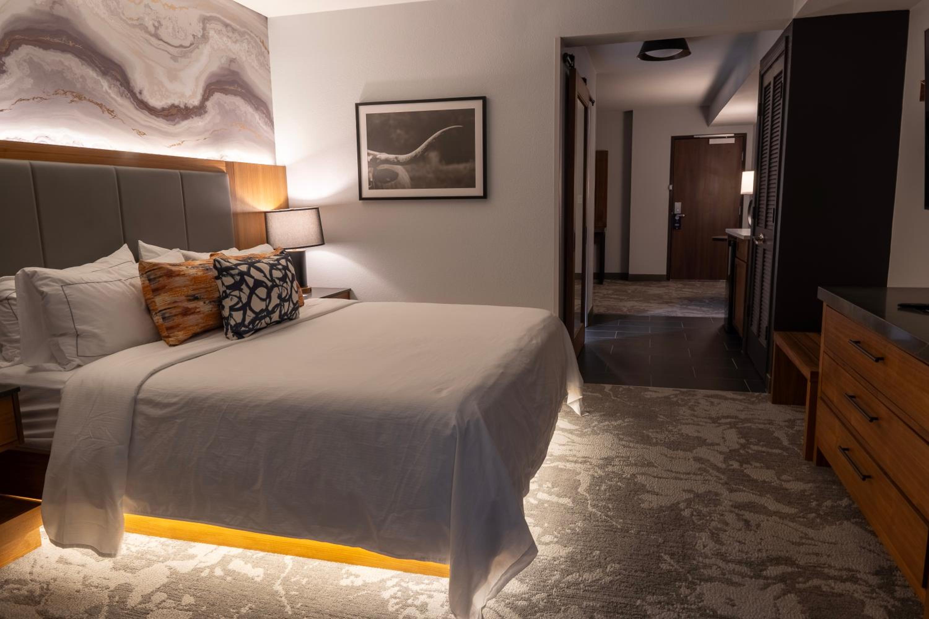 Junior King Suite with Seating Area - Photo 5