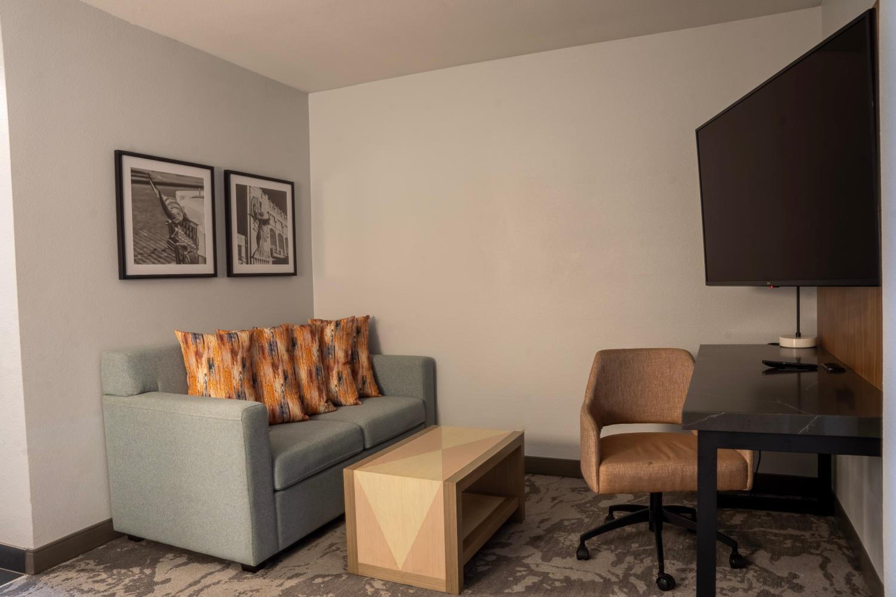 Junior King Suite with Seating Area - Photo 6