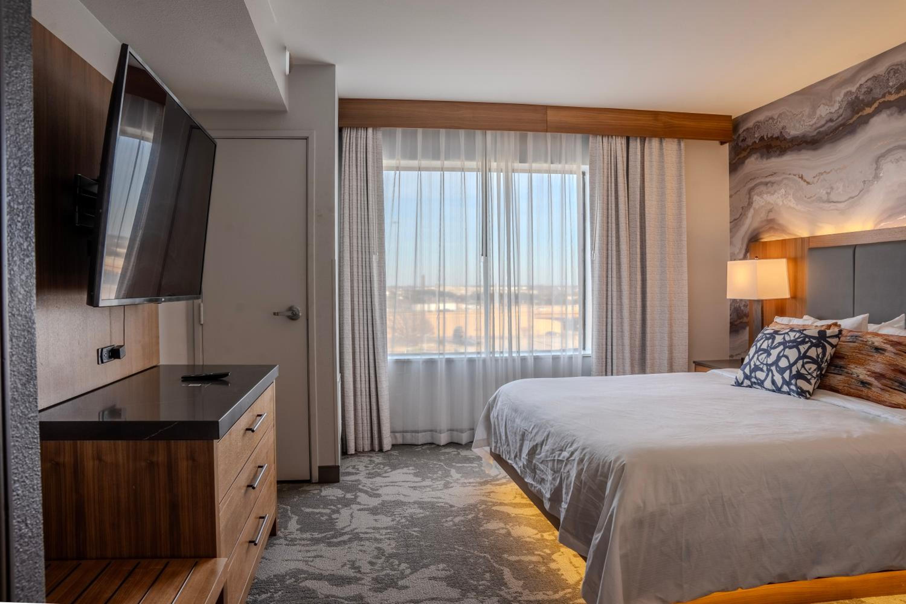 Junior King Suite with Seating Area - Photo 4