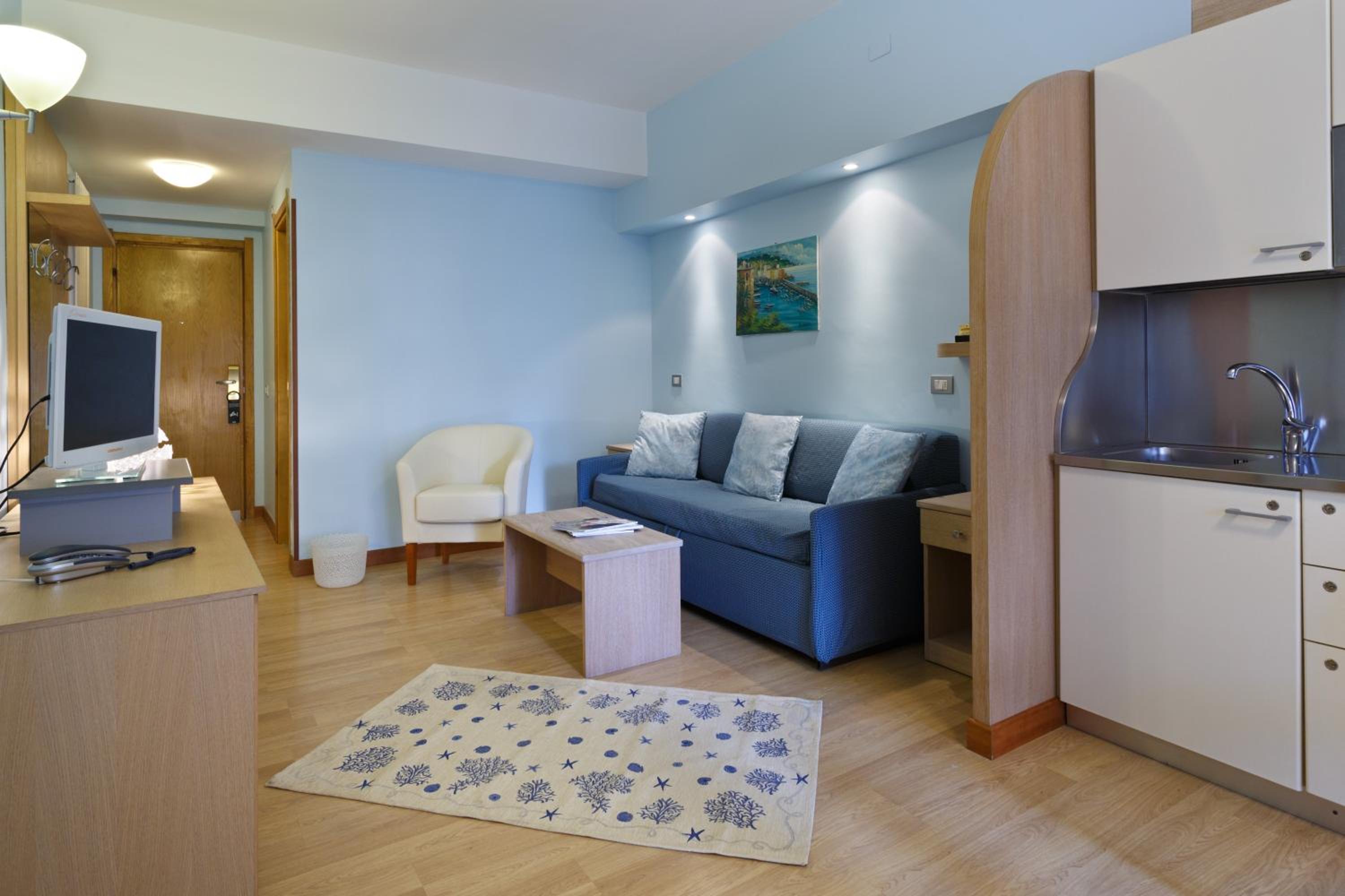 Large One-Bedroom Apartment - Photo 24