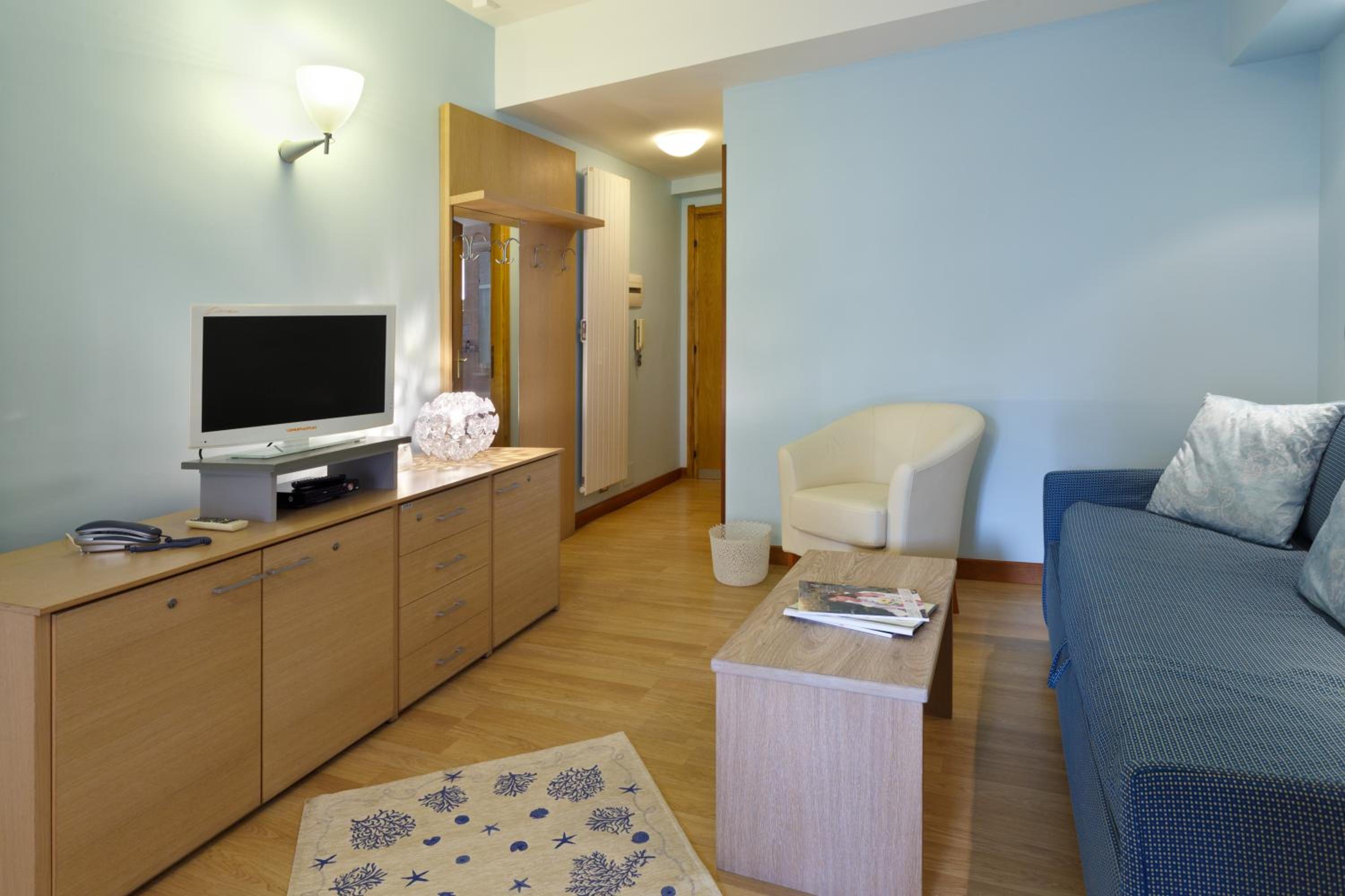 Large One-Bedroom Apartment - Photo 12