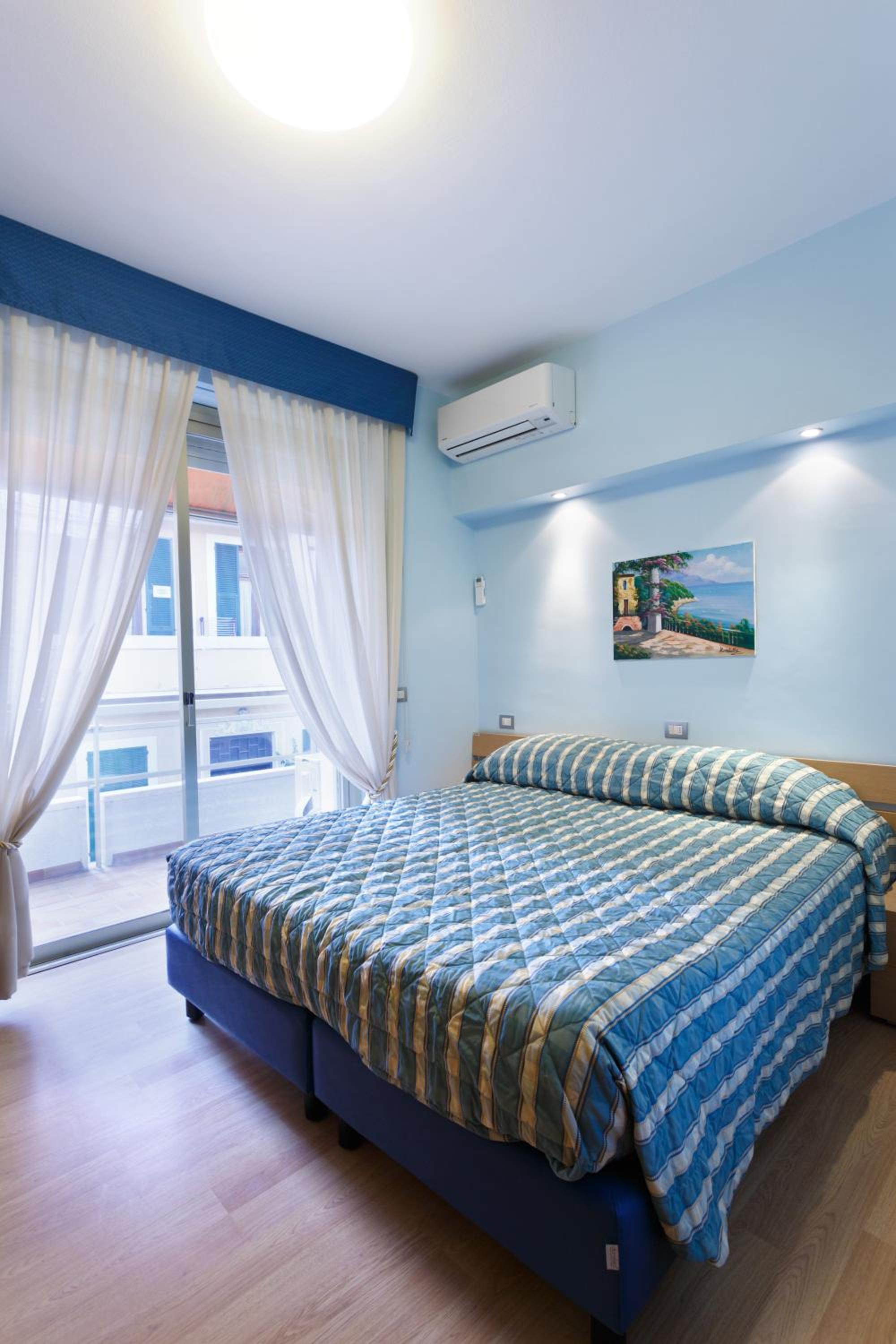 Large One-Bedroom Apartment - Photo 1