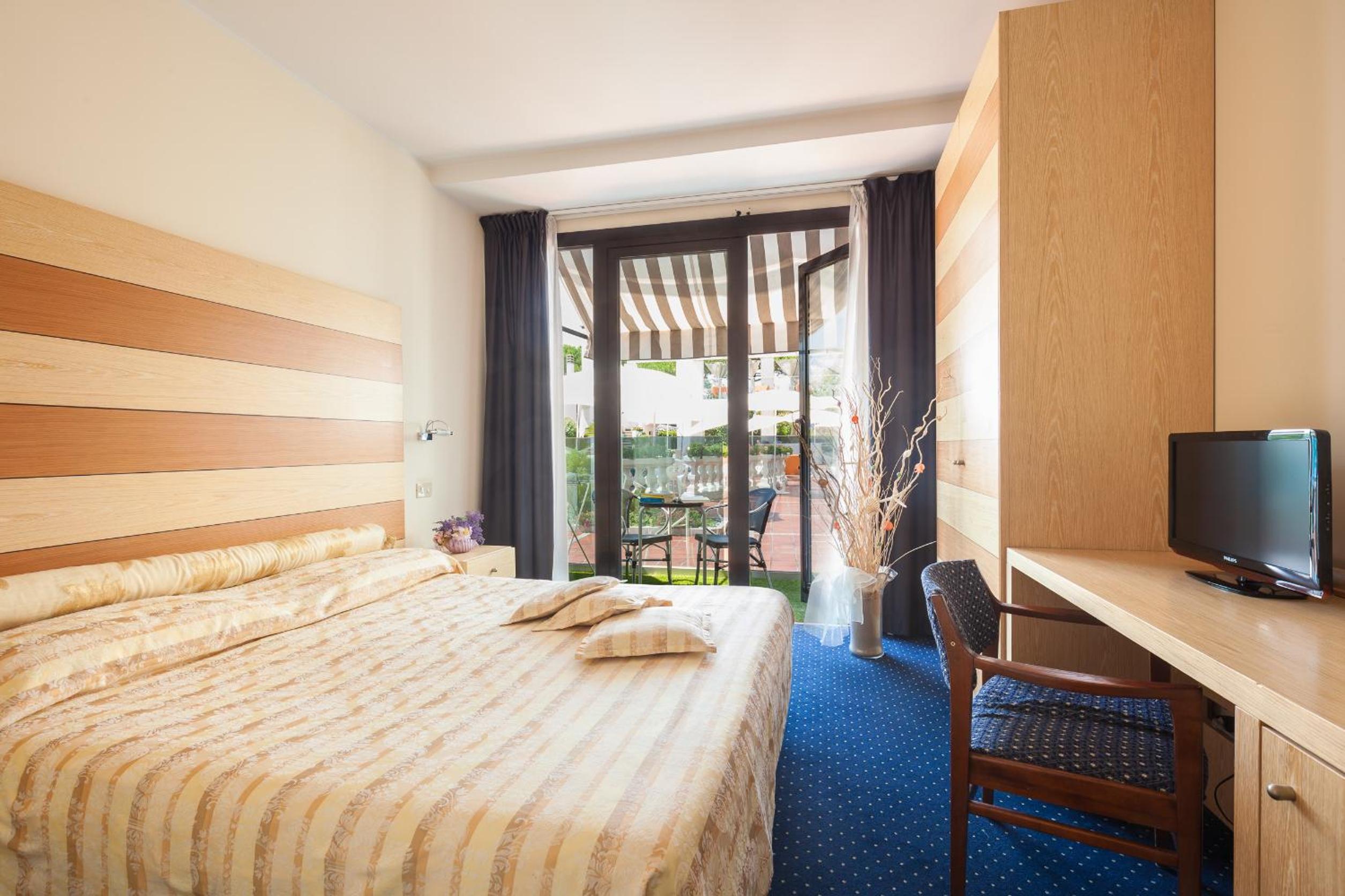 Double Room with Pool View photo 1