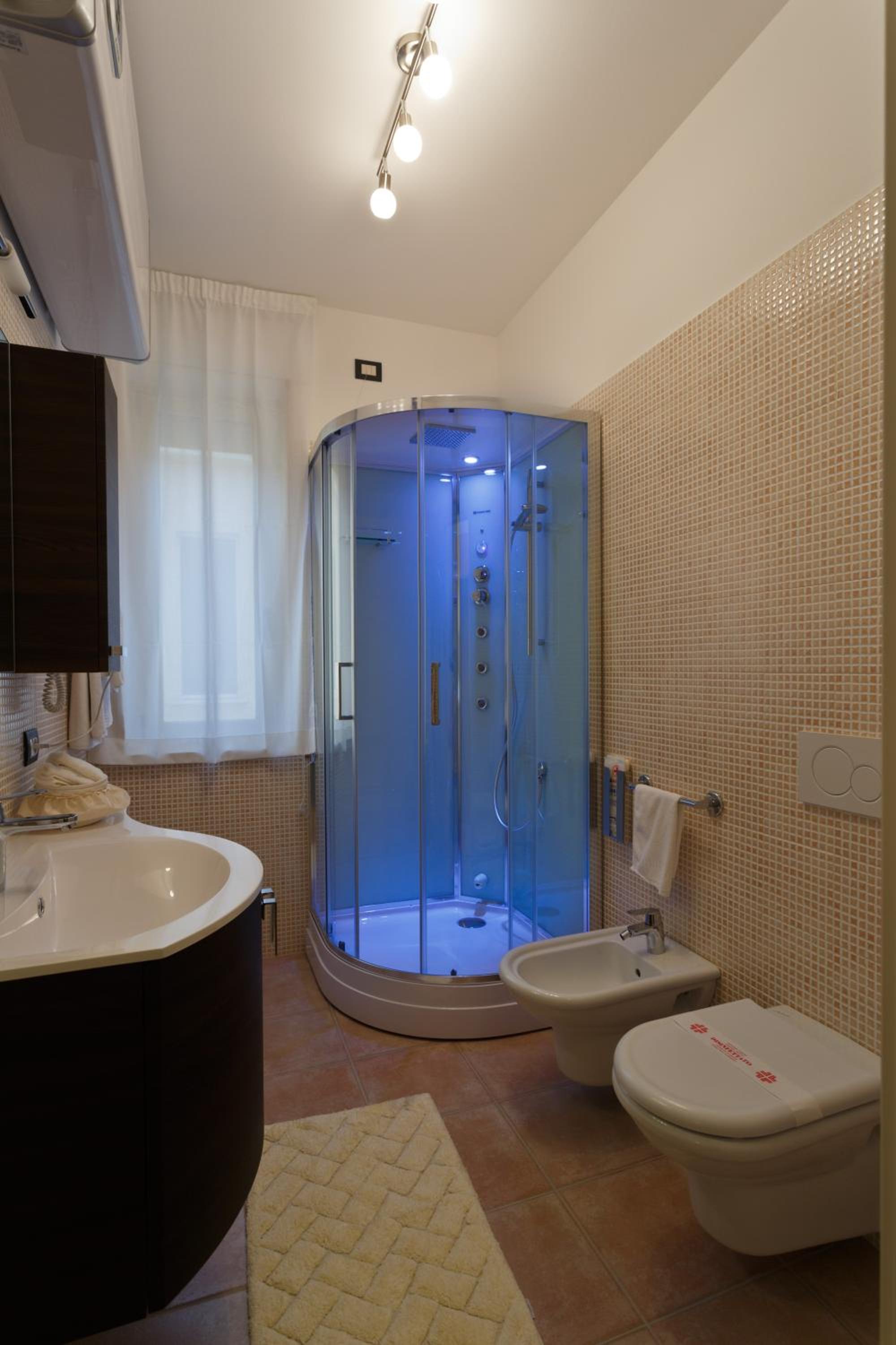 One-Bedroom Apartment with Balcony and Sea View - Photo 21