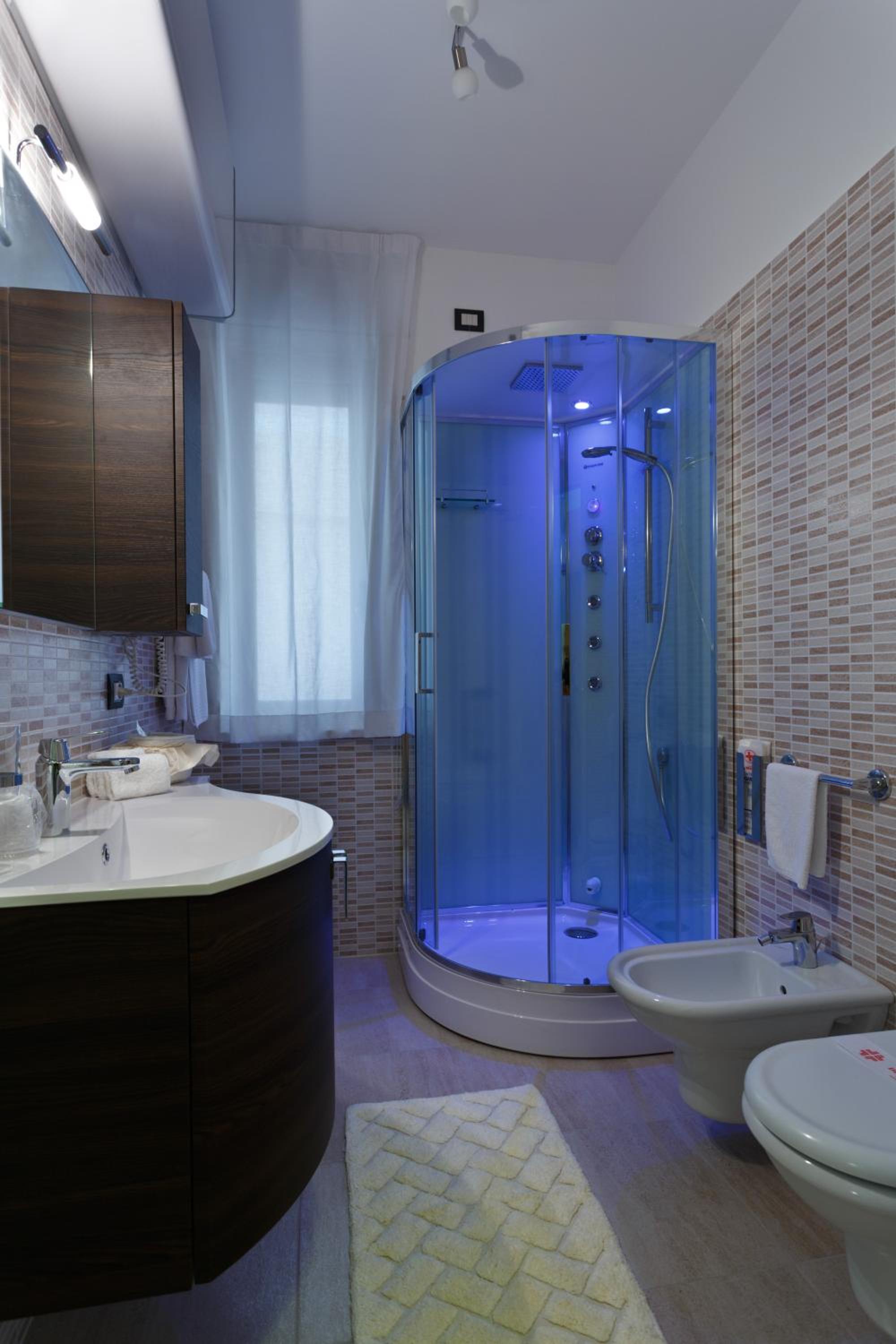 One-Bedroom Apartment with Balcony and Sea View - Photo 14