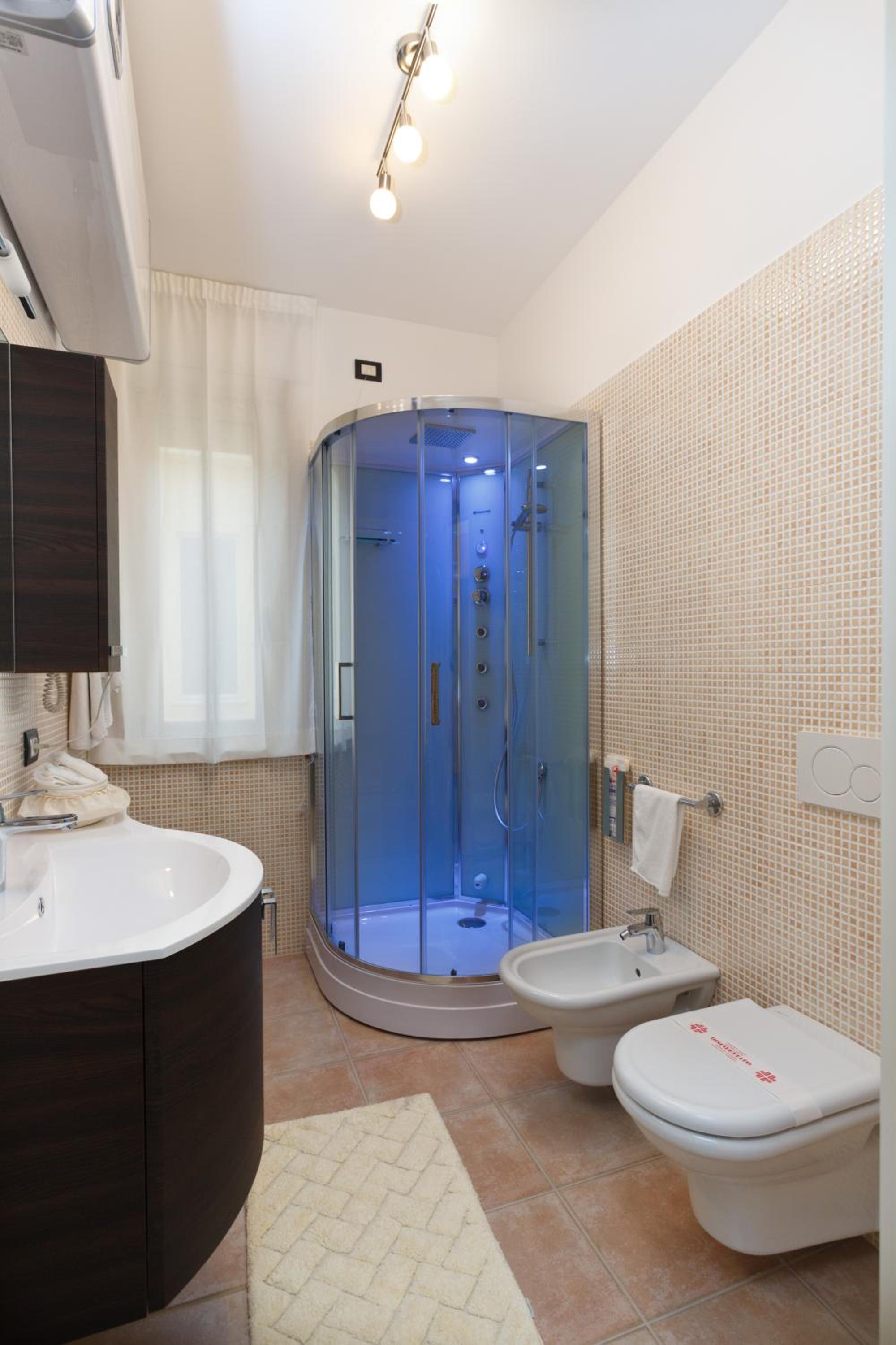 One-Bedroom Apartment with Balcony and Sea View - Photo 15