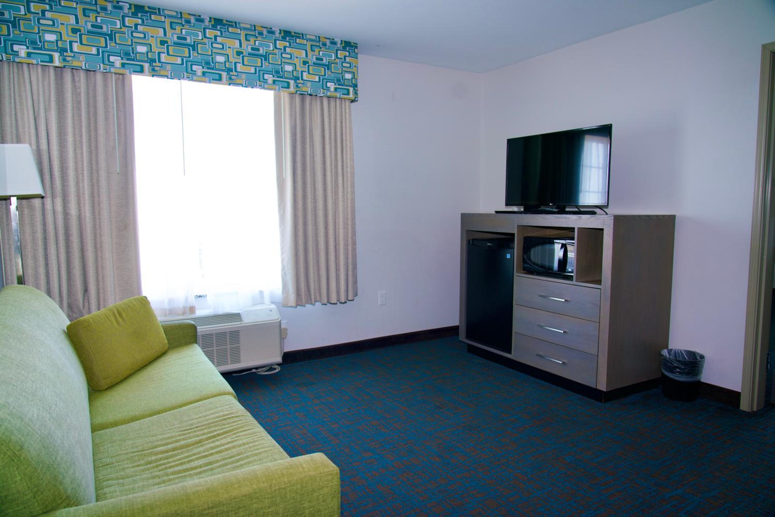 One-Bedroom King Suite - Non-Smoking photo 3